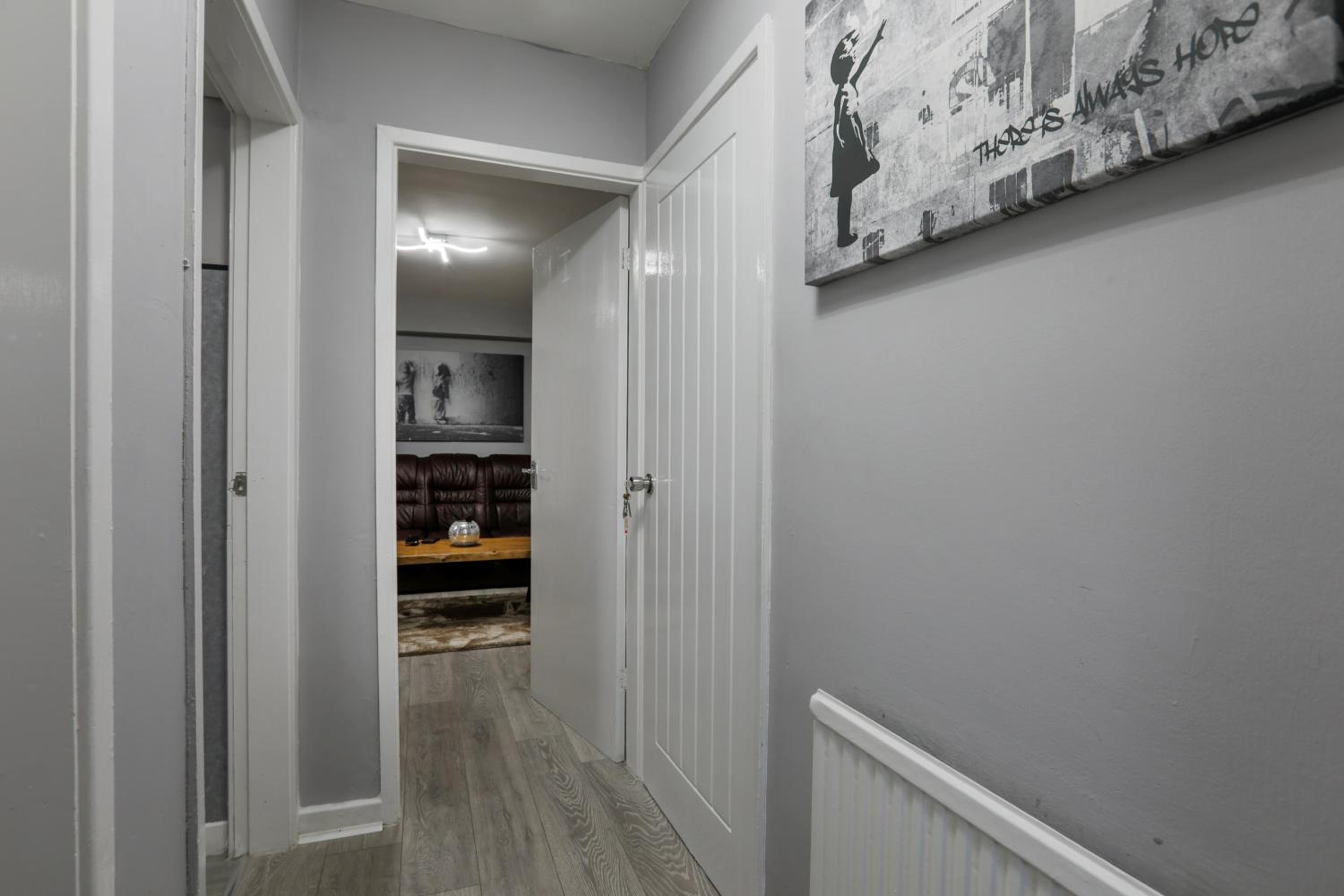 House -Sleeps 8 parking suitable for contractors