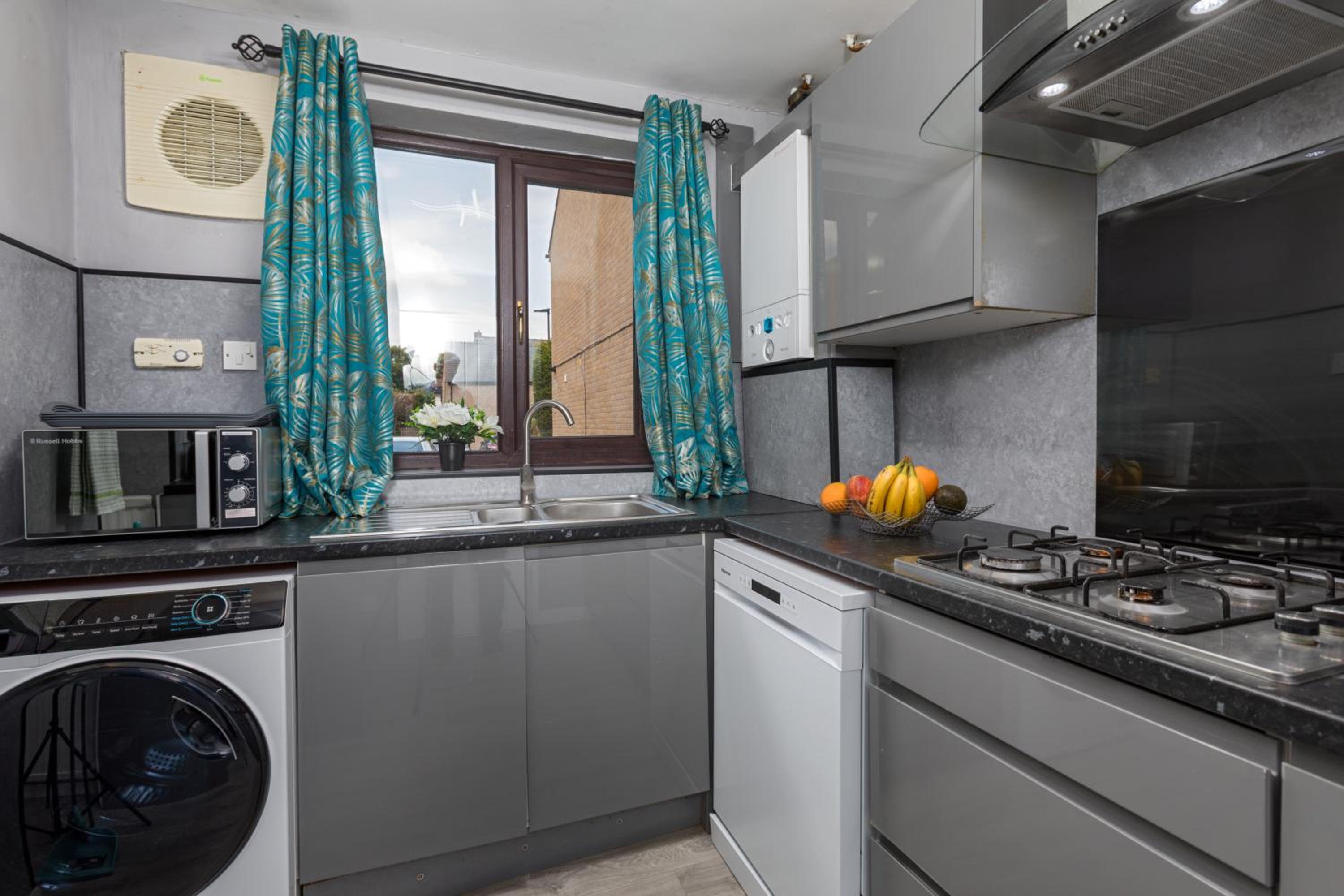 House -Sleeps 8 parking suitable for contractors