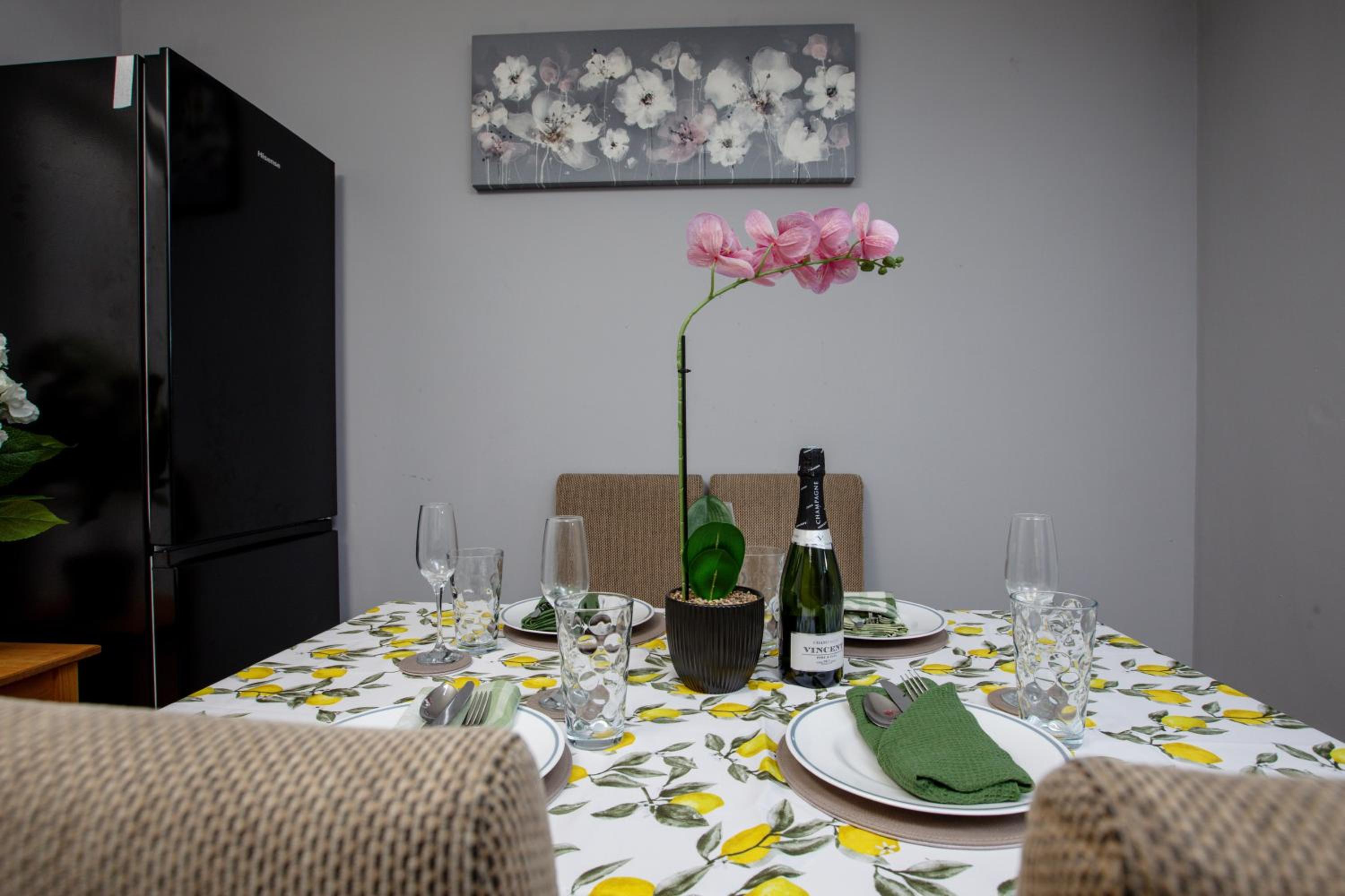 House -Sleeps 8 parking suitable for contractors