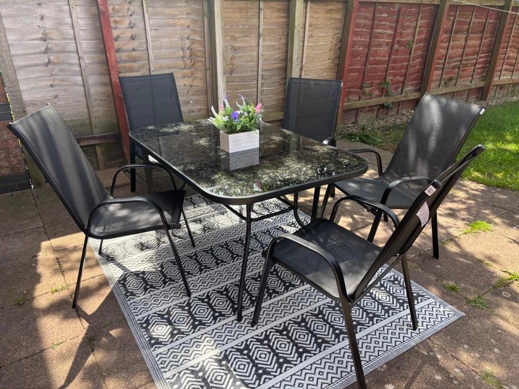 Sleeps 5 Double Driveway Parking Close to City & Football Stadiums