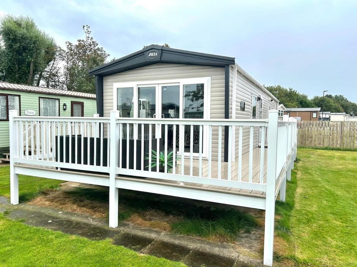 Modern Caravan 2025 with Decking