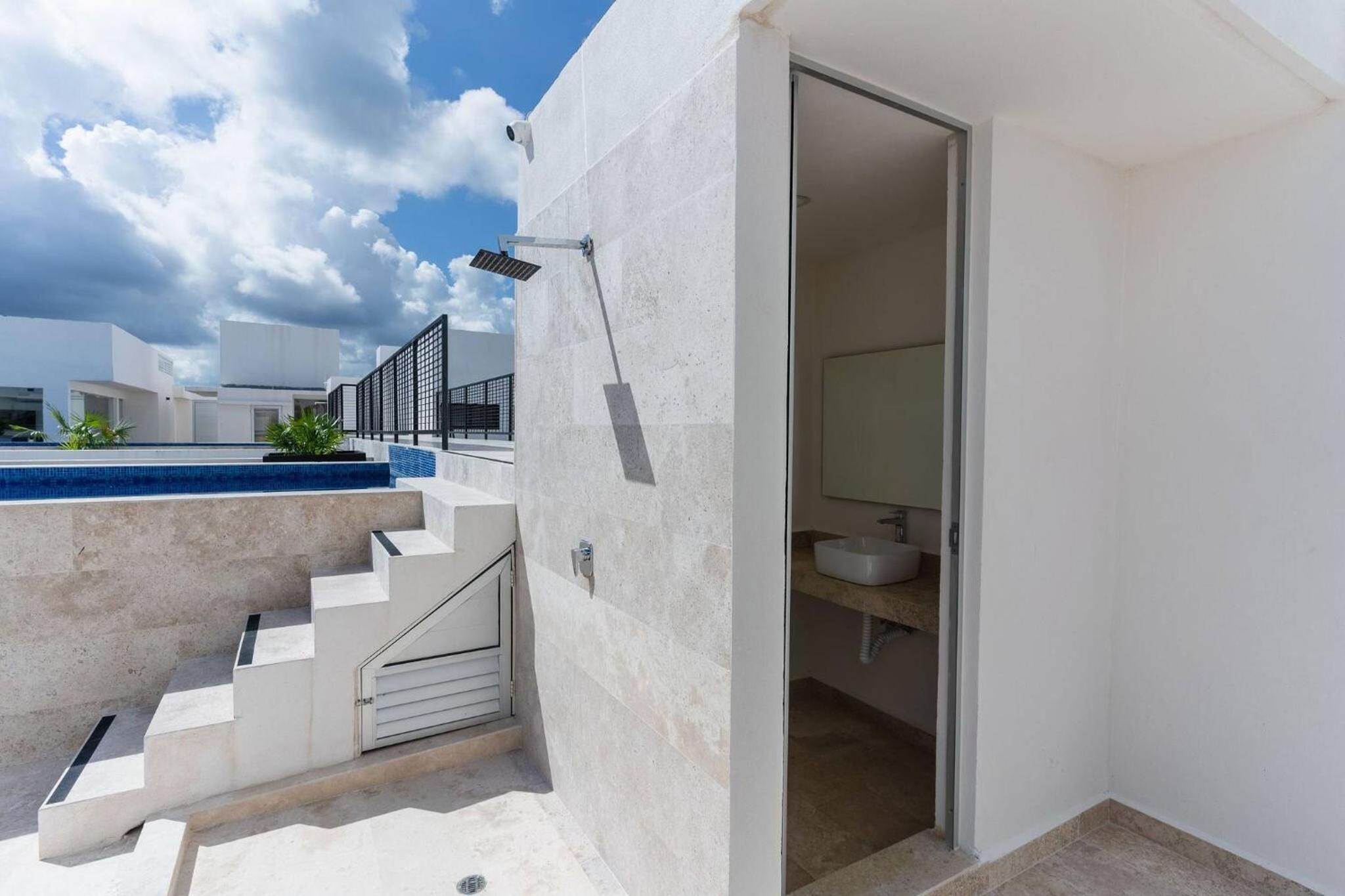 Modern and bright Rooftop pools gym cowork