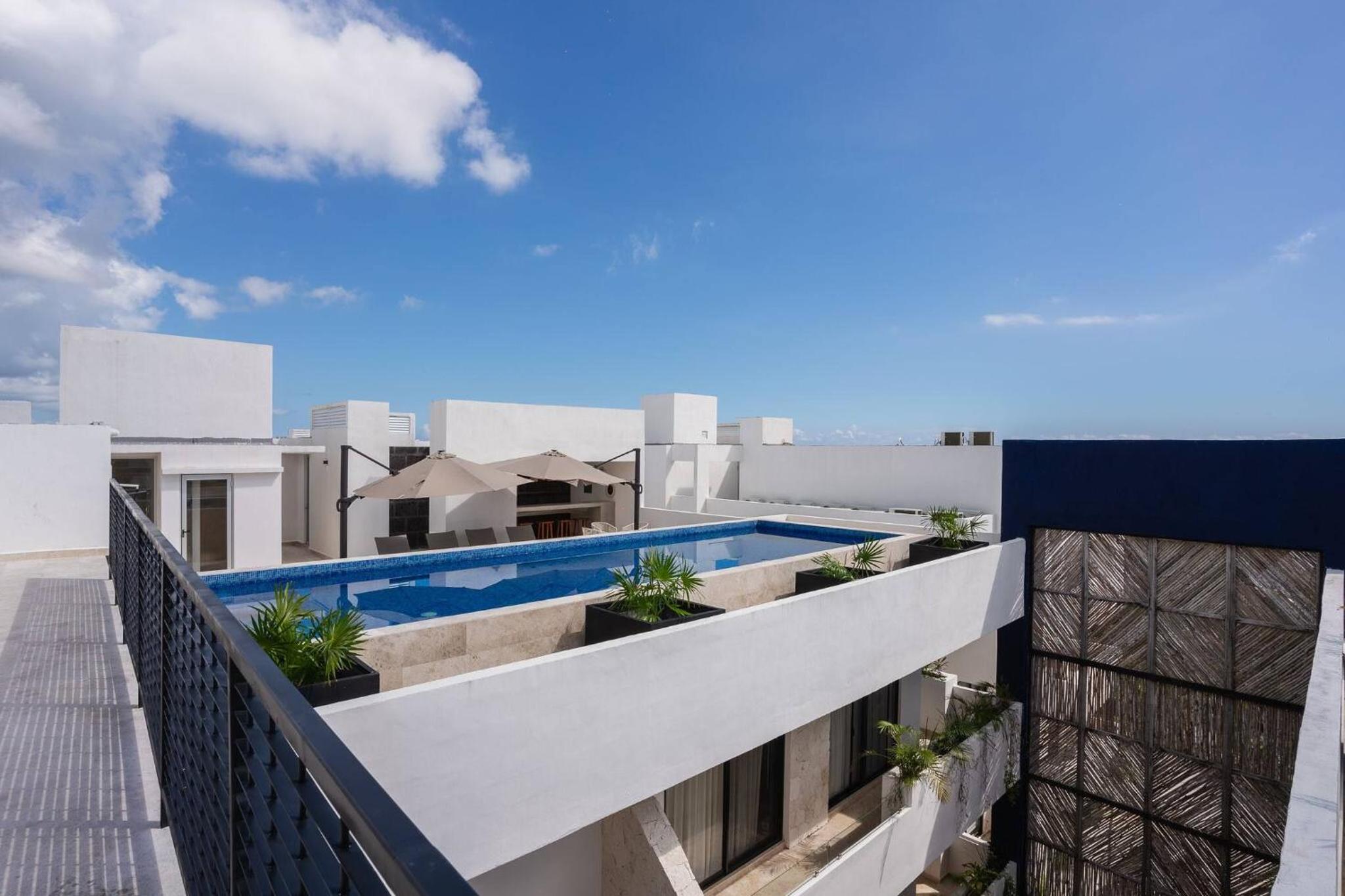 Modern and bright Rooftop pools gym cowork