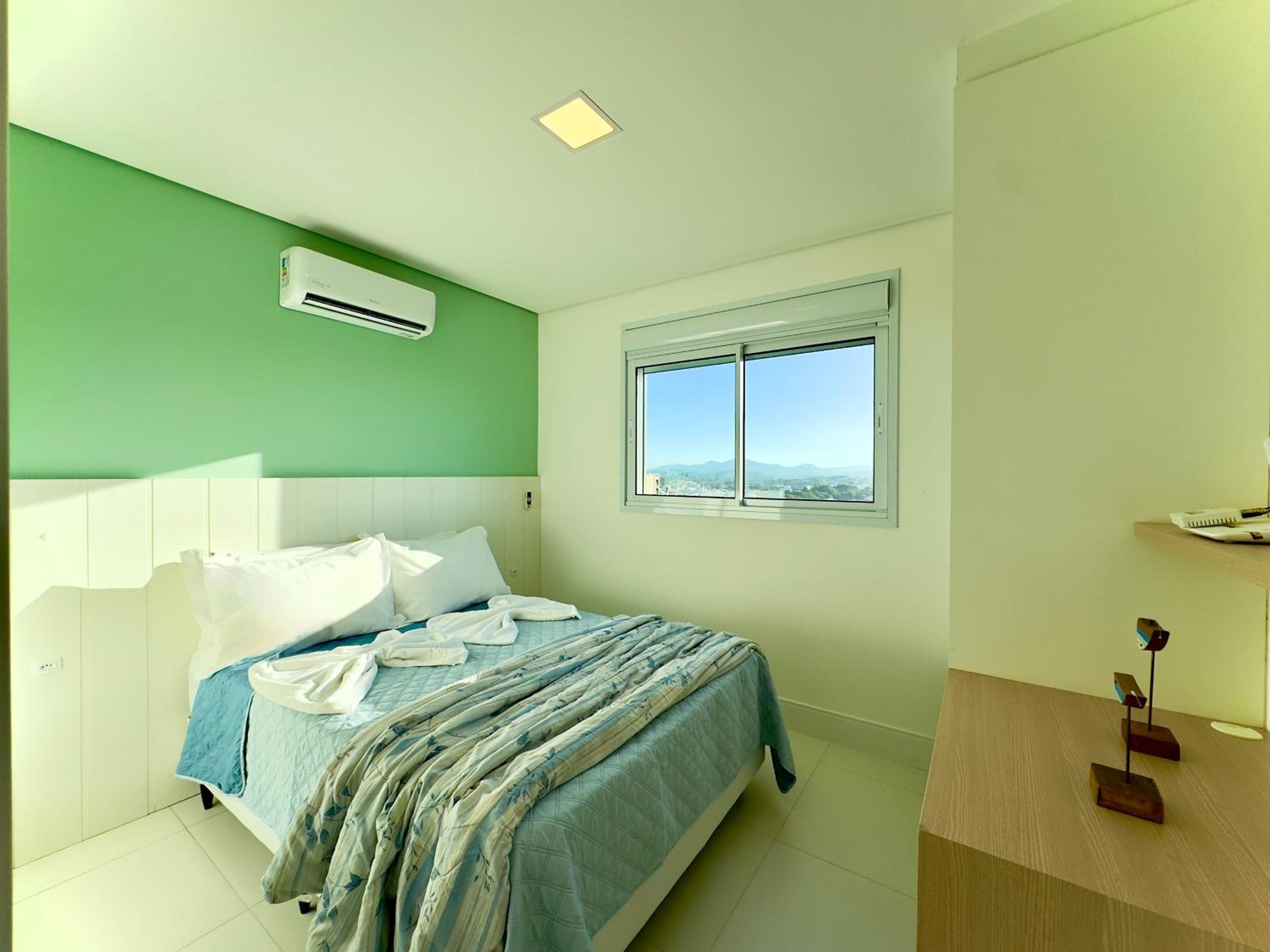 Apto 3 Quartos Condomínio Resort Completo Pé na areia com Piscina borda Infinita, Beach Tennis, Academia, Sala de Jogos, Brinquedoteca, Playground e Portar