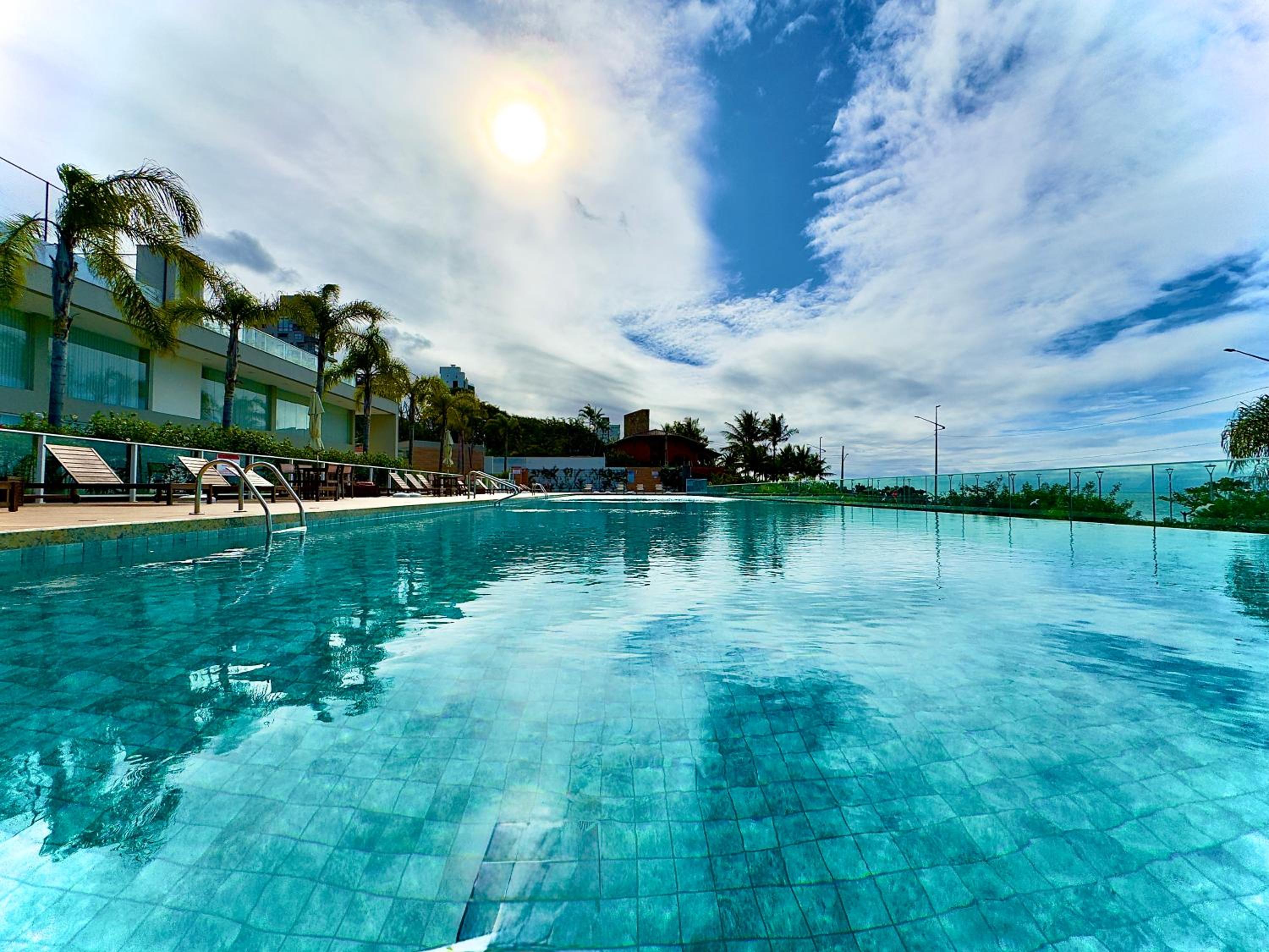 Apto 3 Quartos Condomínio Resort Completo Pé na areia com Piscina borda Infinita, Beach Tennis, Academia, Sala de Jogos, Brinquedoteca, Playground e Portar