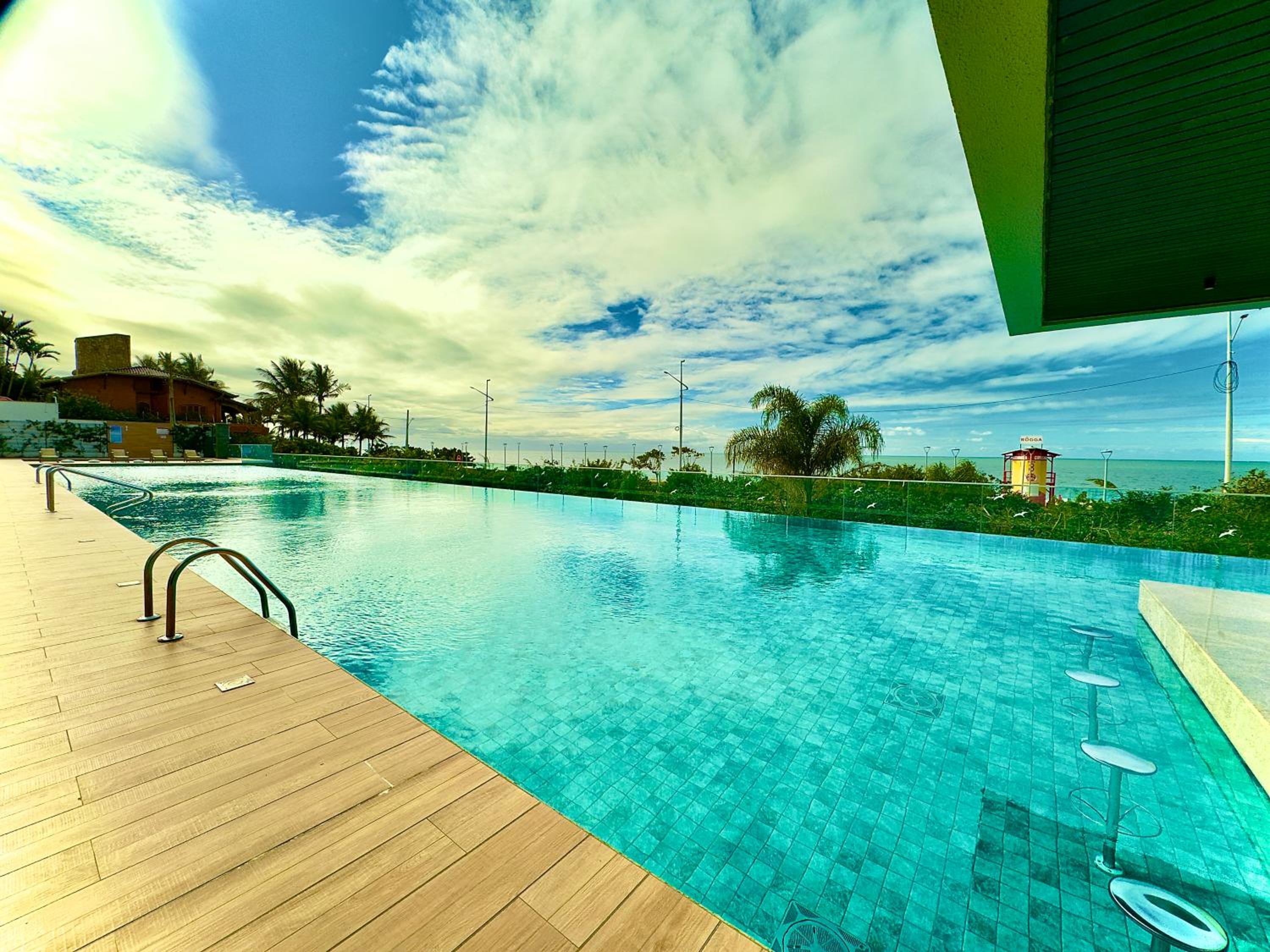 Apto 3 Quartos Condomínio Resort Completo Pé na areia com Piscina borda Infinita, Beach Tennis, Academia, Sala de Jogos, Brinquedoteca, Playground e Portar