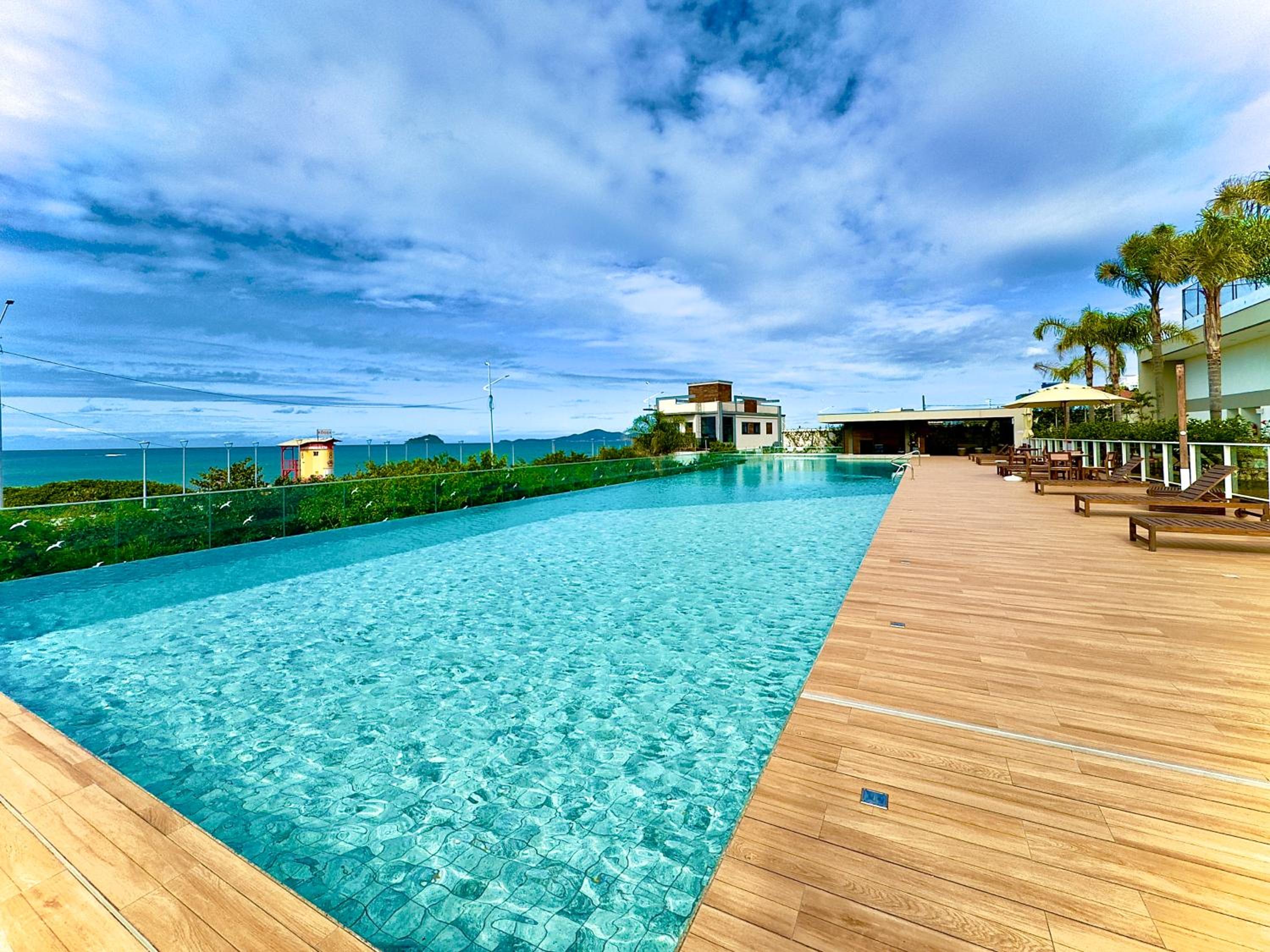 Apto 3 Quartos Condomínio Resort Completo Pé na areia com Piscina borda Infinita, Beach Tennis, Academia, Sala de Jogos, Brinquedoteca, Playground e Portar