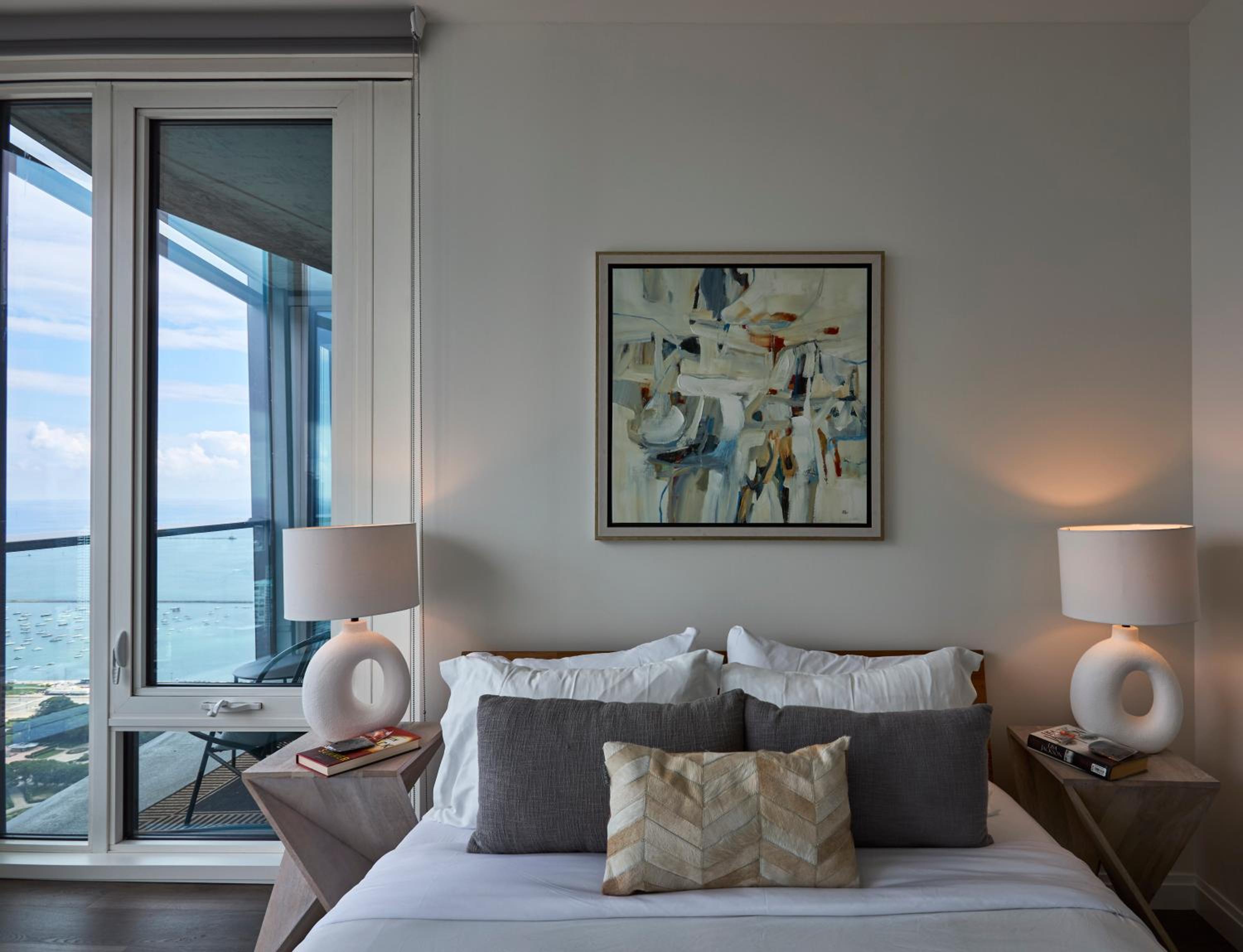 Lux Apts with Lake Views and Top Amenities