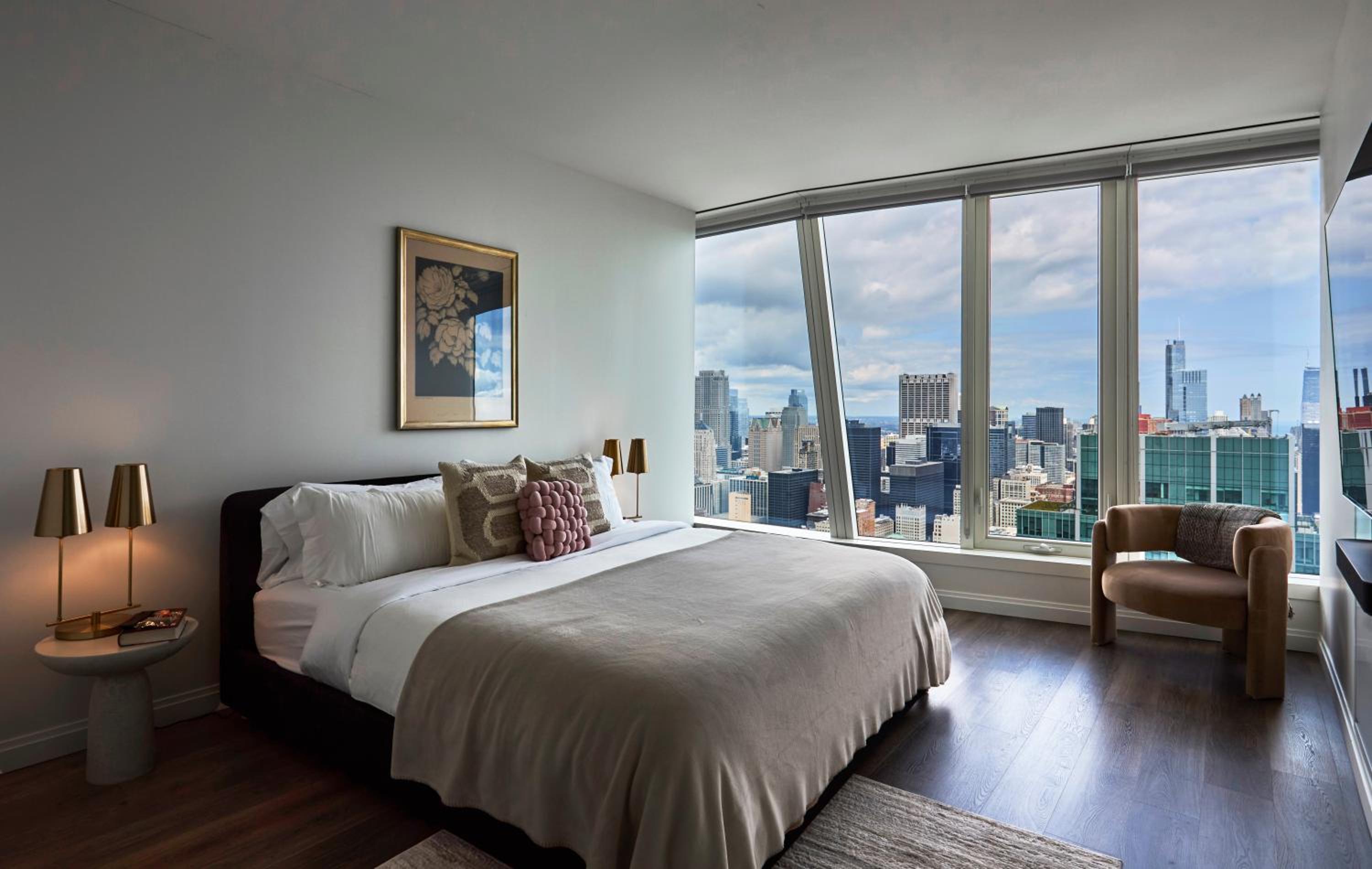 Lux Apts with Lake Views and Top Amenities