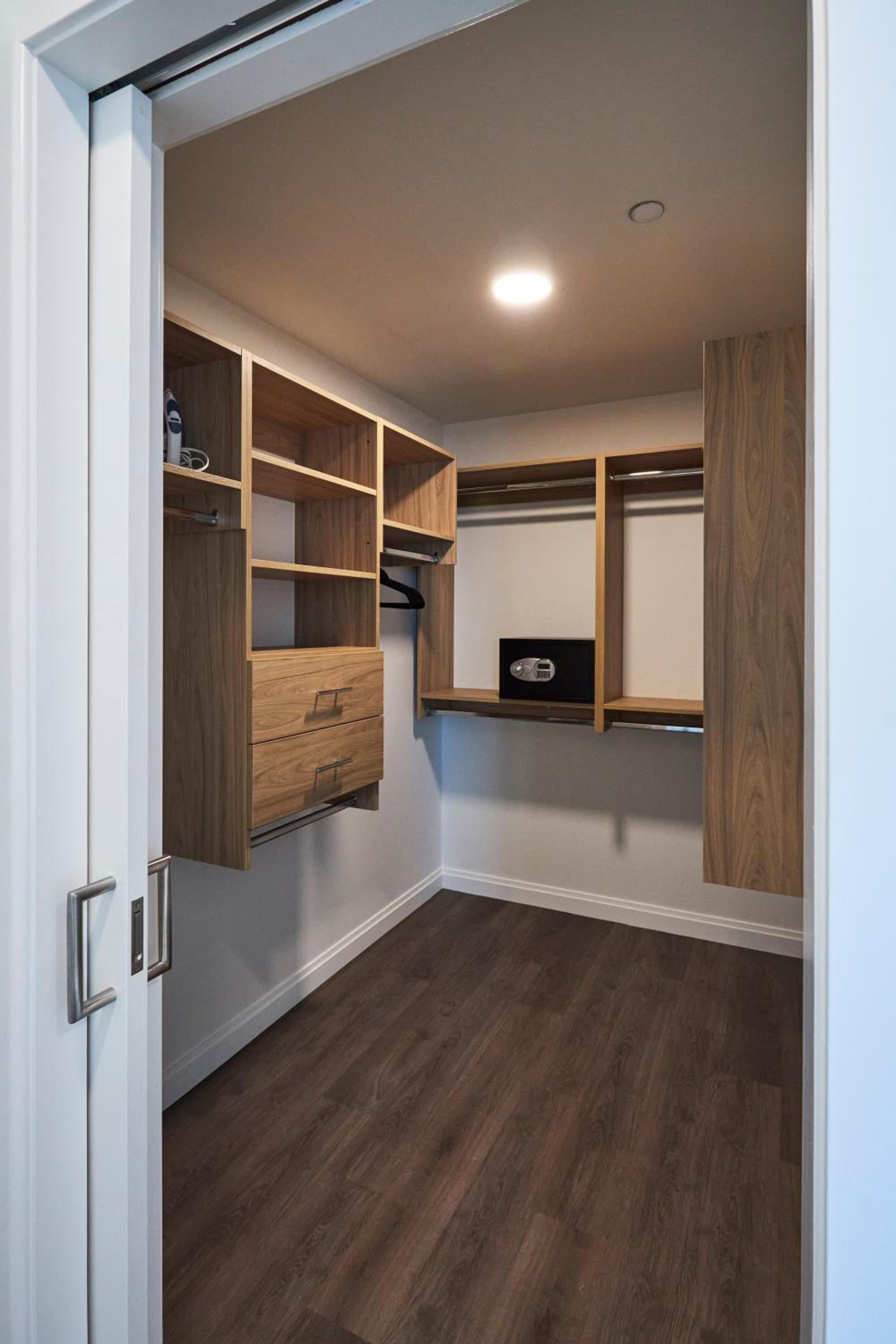Lux Apts with Lake Views and Top Amenities