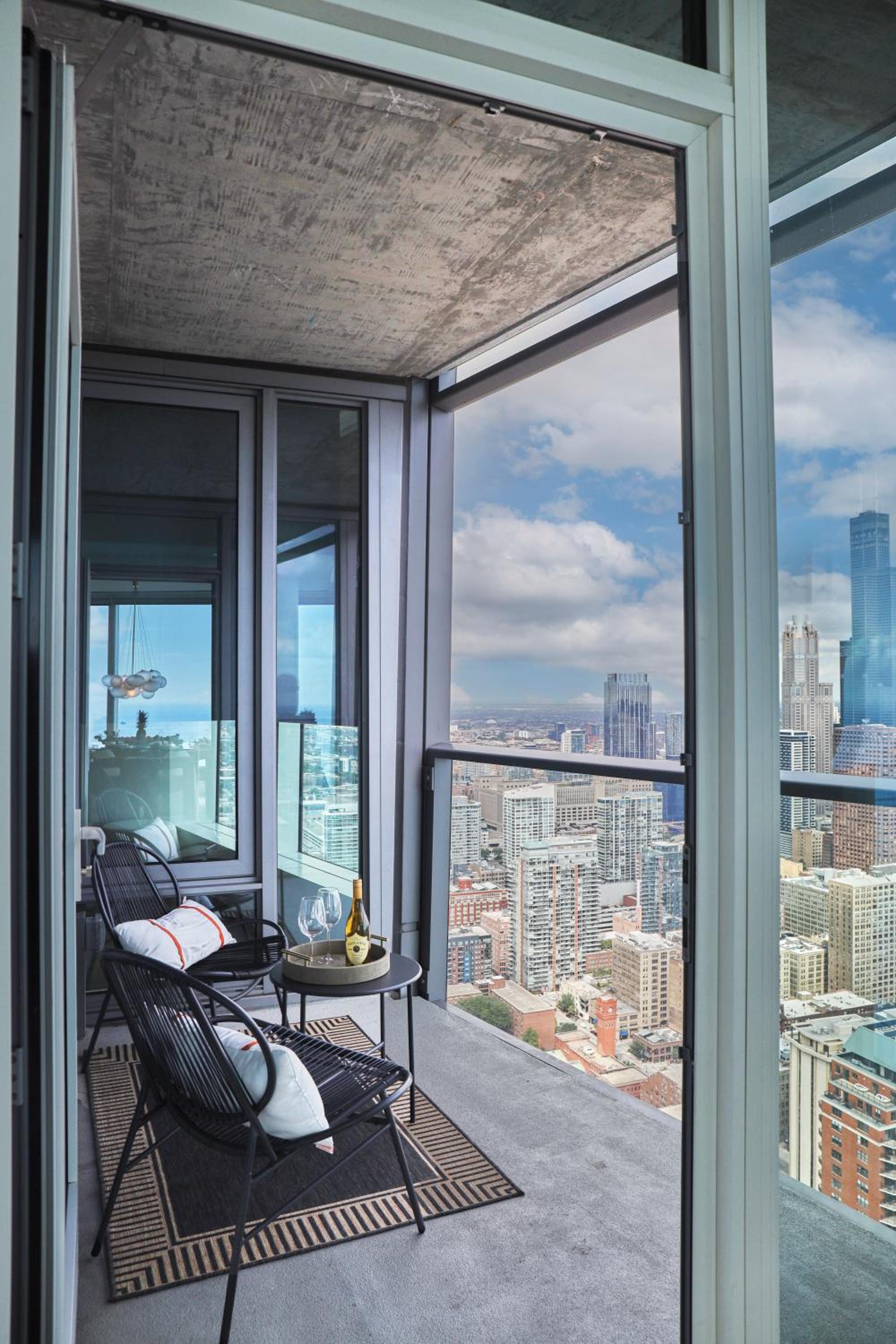 Lux Apts with Lake Views and Top Amenities