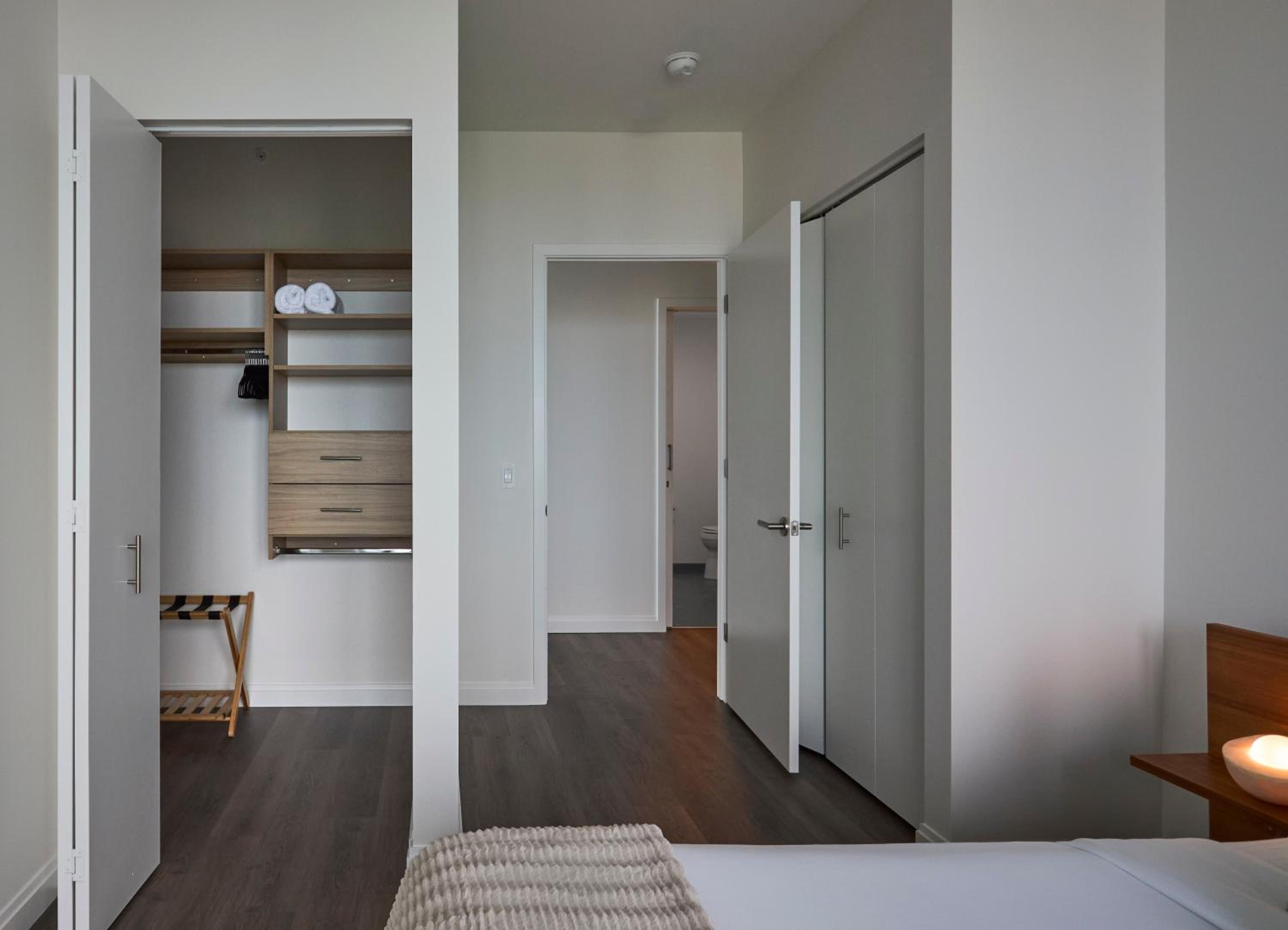 Lux Apts with Lake Views and Top Amenities