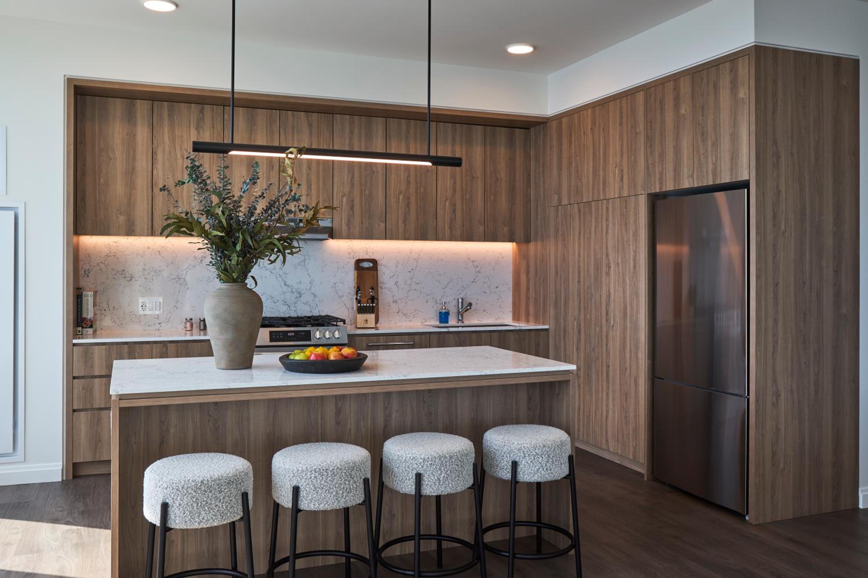 Lux Apts with Lake Views and Top Amenities