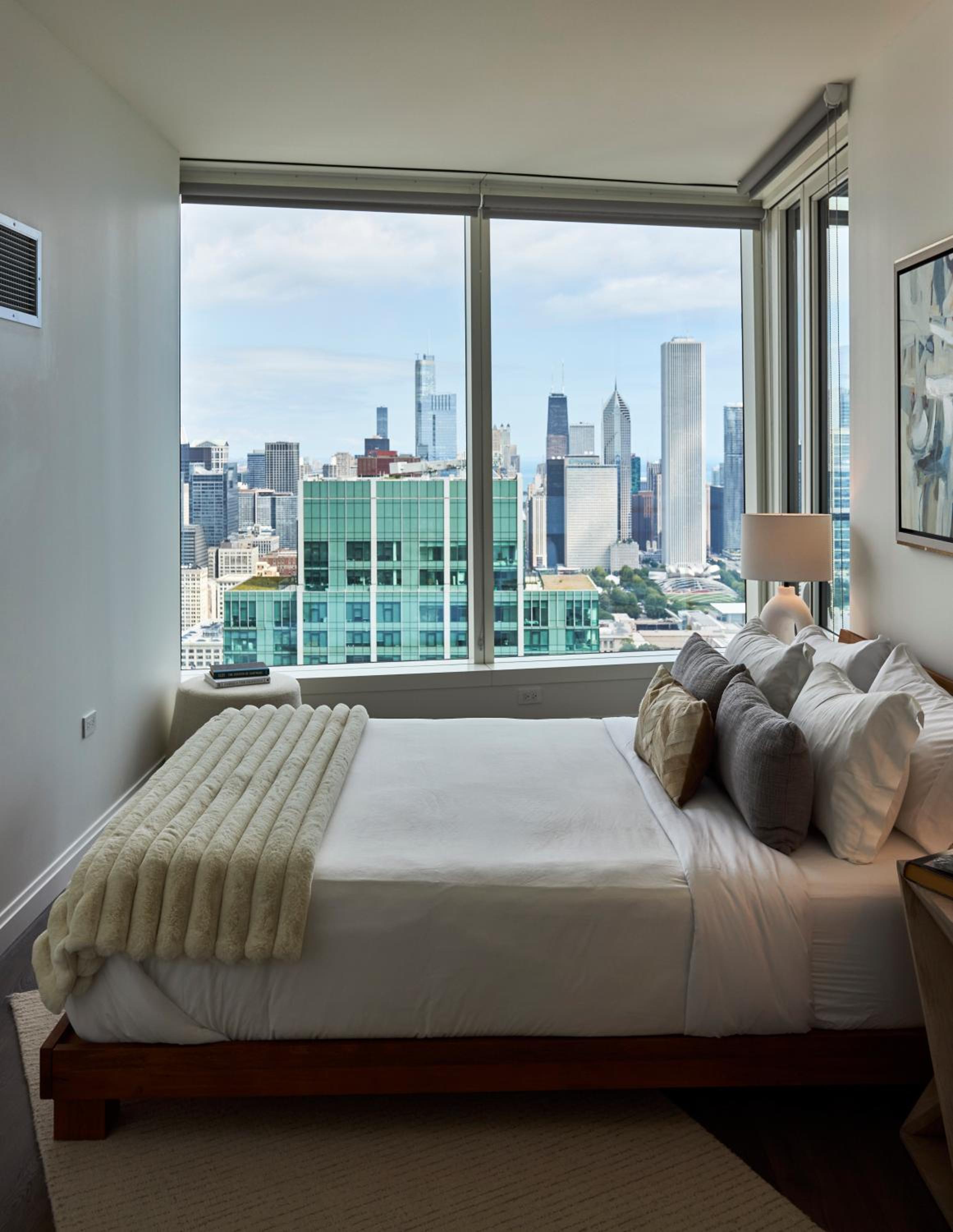 Lux Apts with Lake Views and Top Amenities