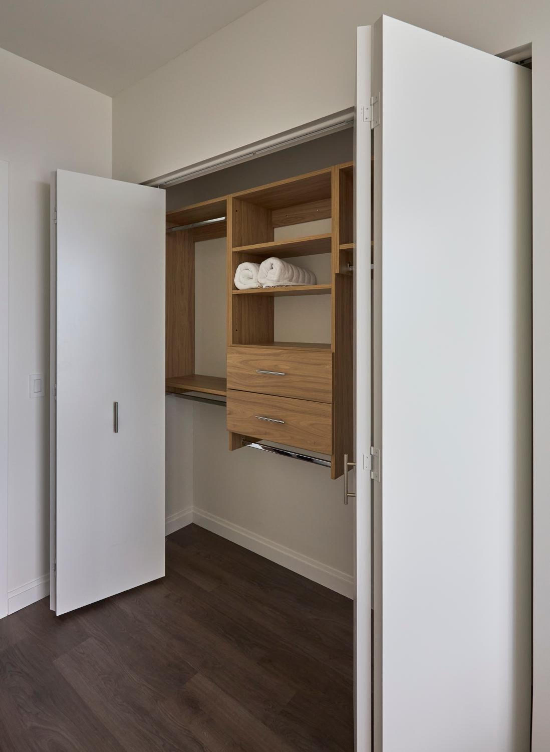 Lux Apts with Lake Views and Top Amenities