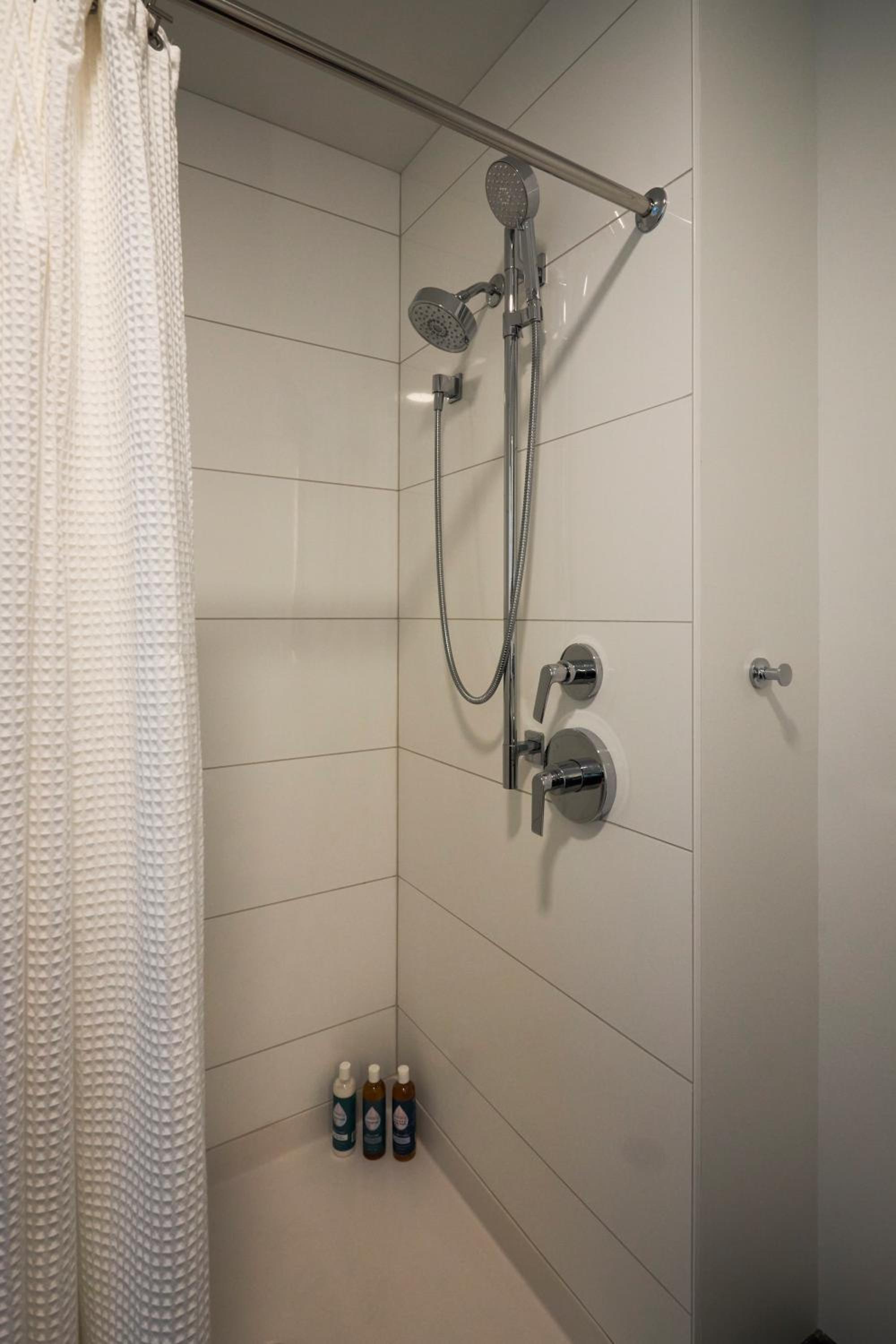Lux Apts with Lake Views and Top Amenities