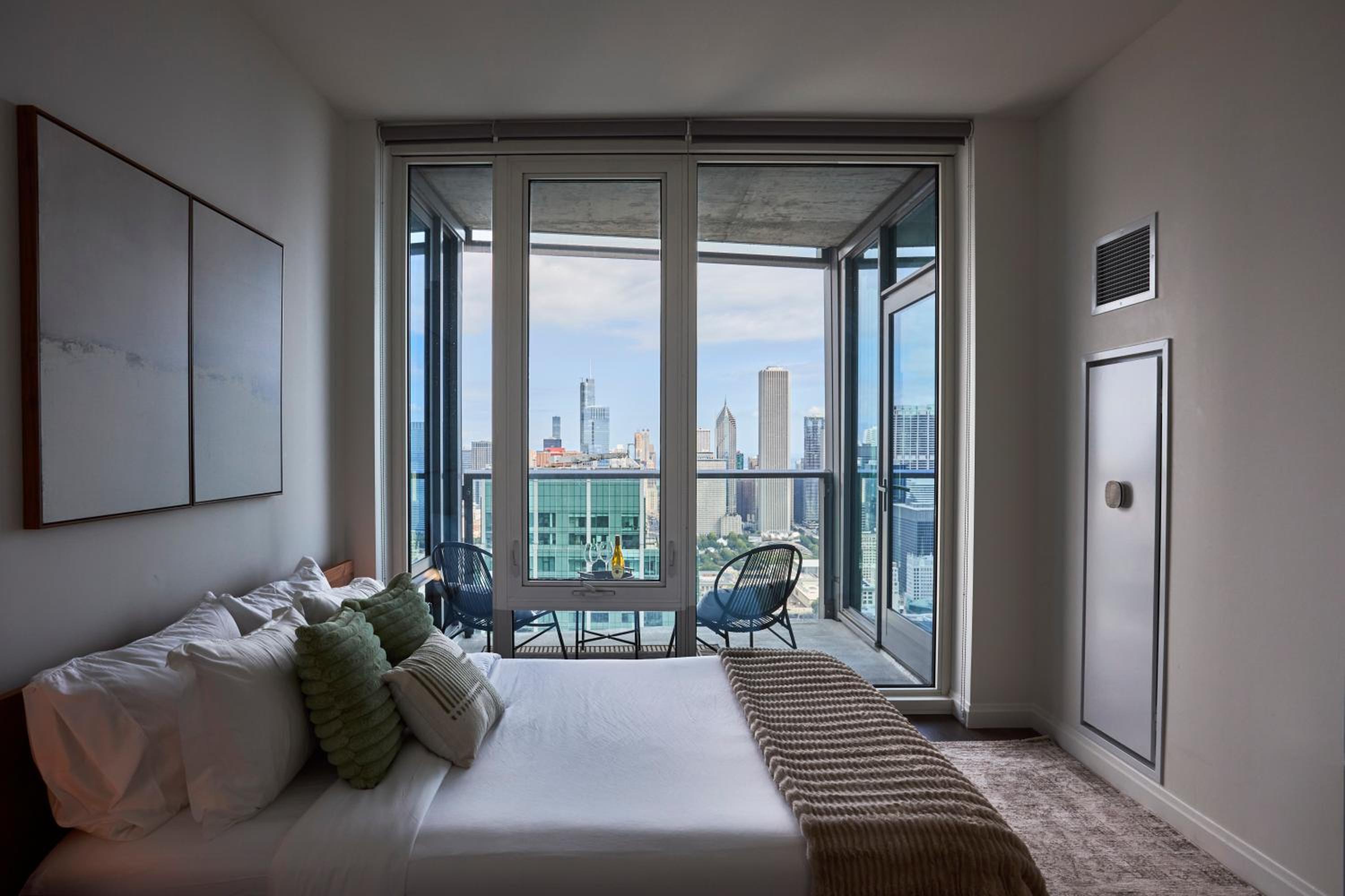 Lux Apts with Lake Views and Top Amenities