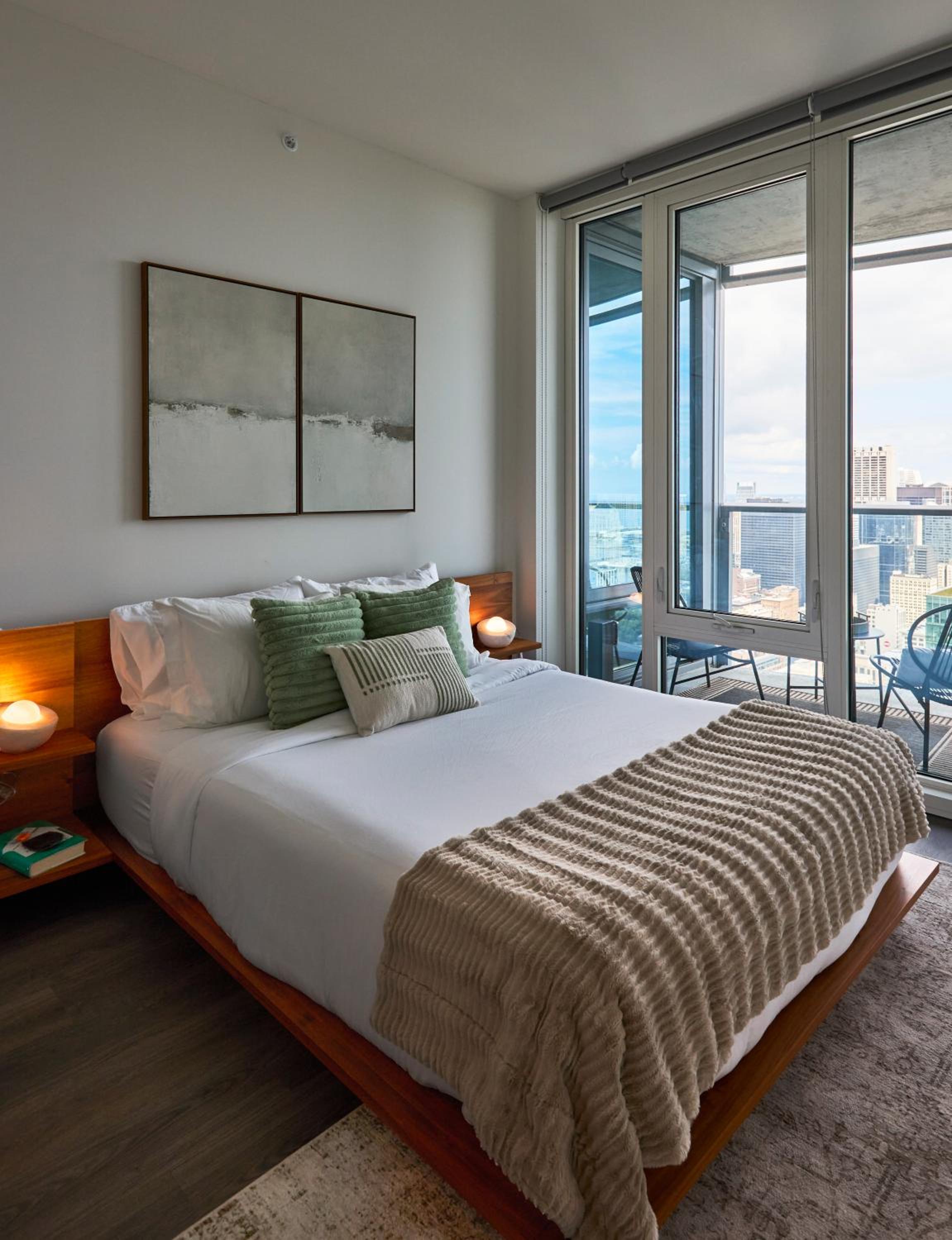 Lux Apts with Lake Views and Top Amenities