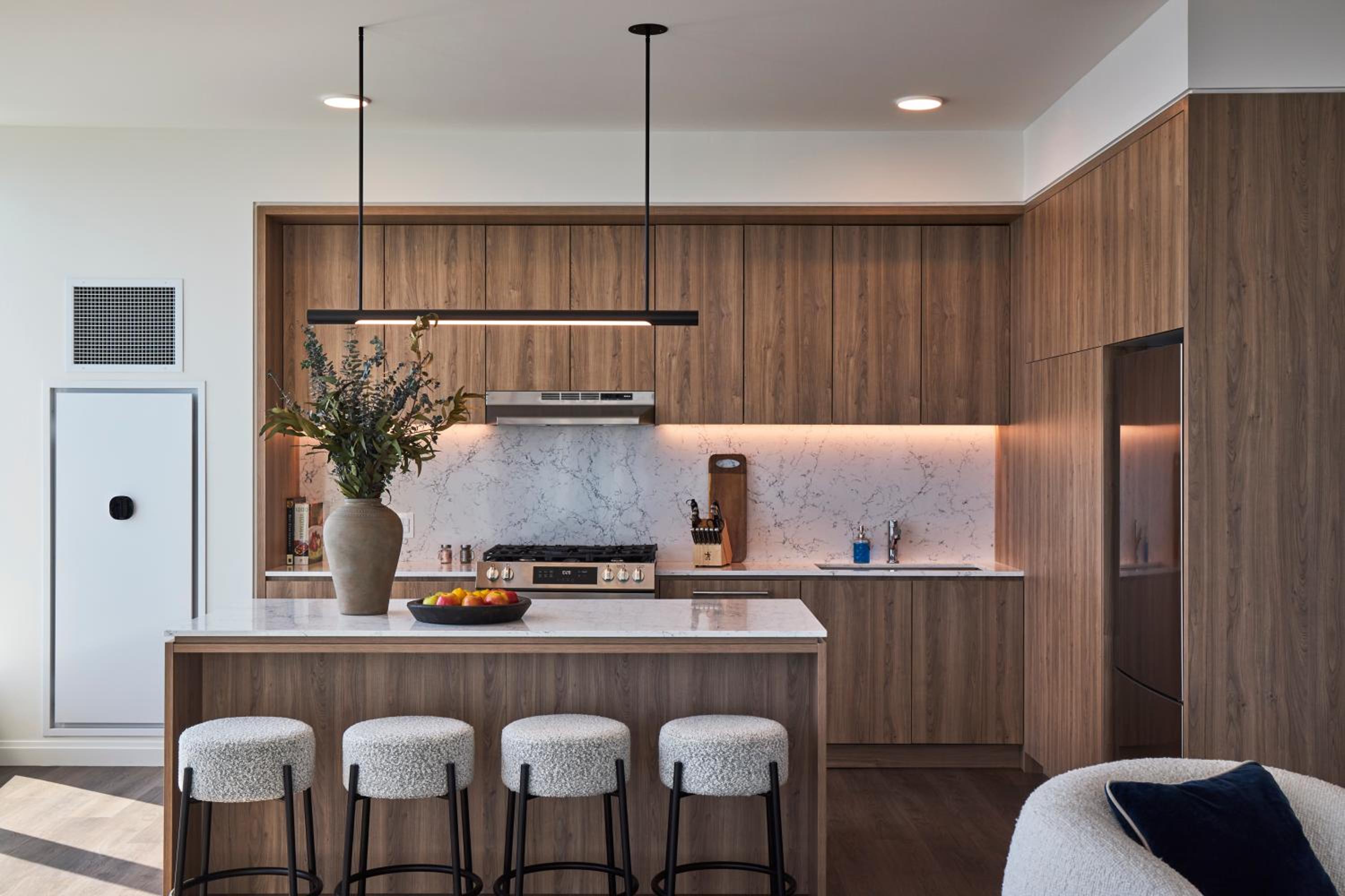 Lux Apts with Lake Views and Top Amenities
