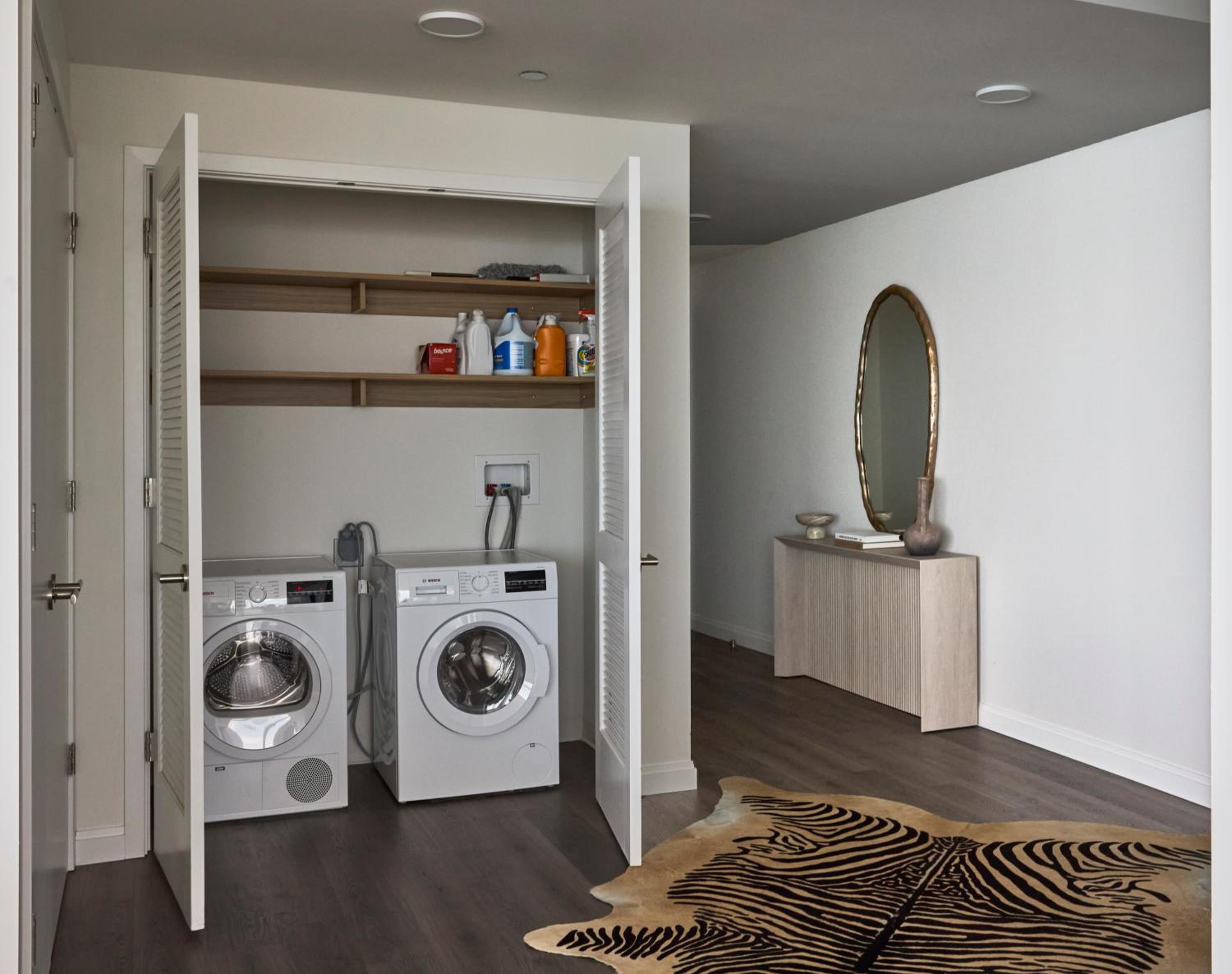 Lux Apts with Lake Views and Top Amenities