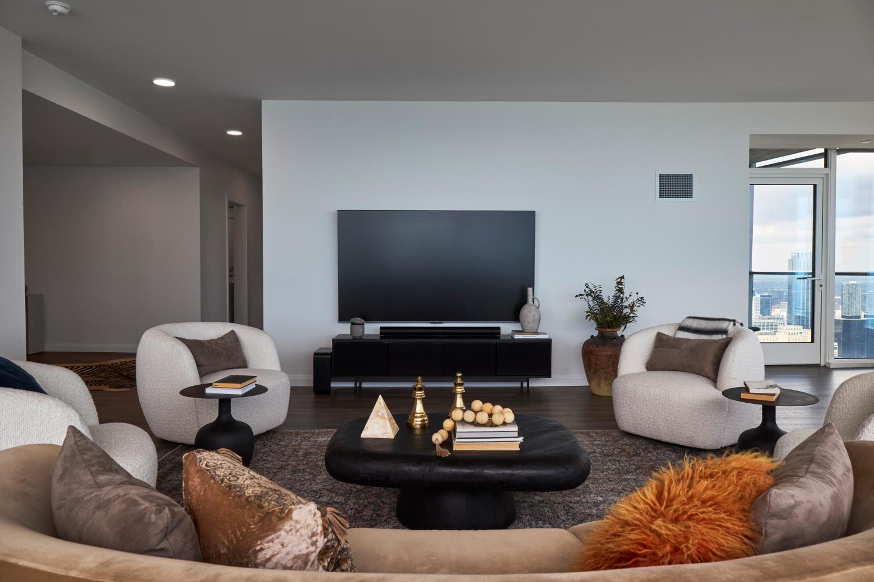 Lux Apts with Lake Views and Top Amenities