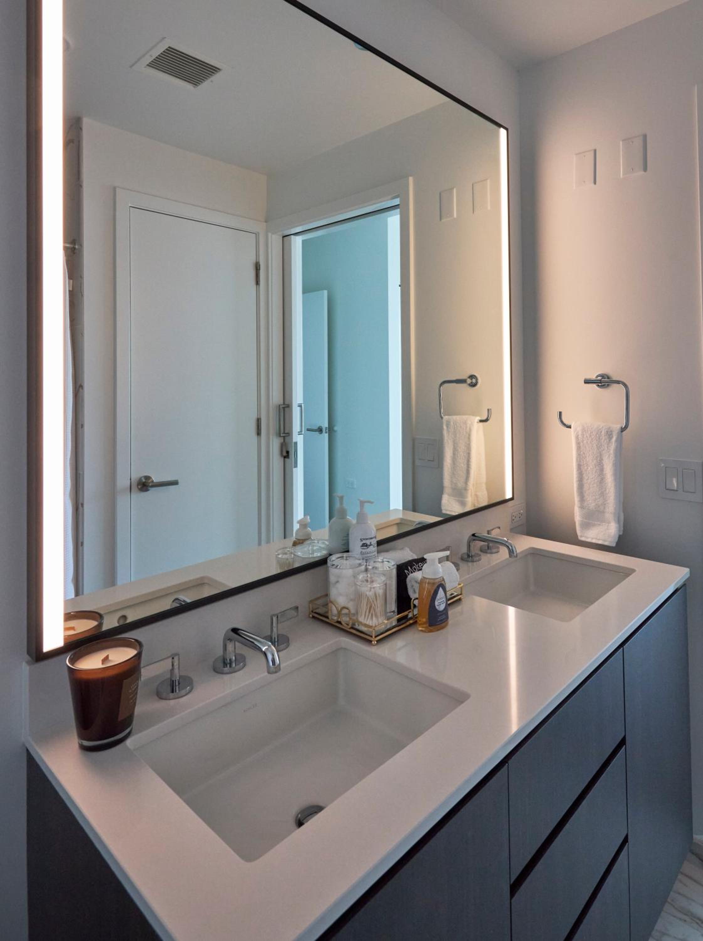 Lux Apts with Lake Views and Top Amenities
