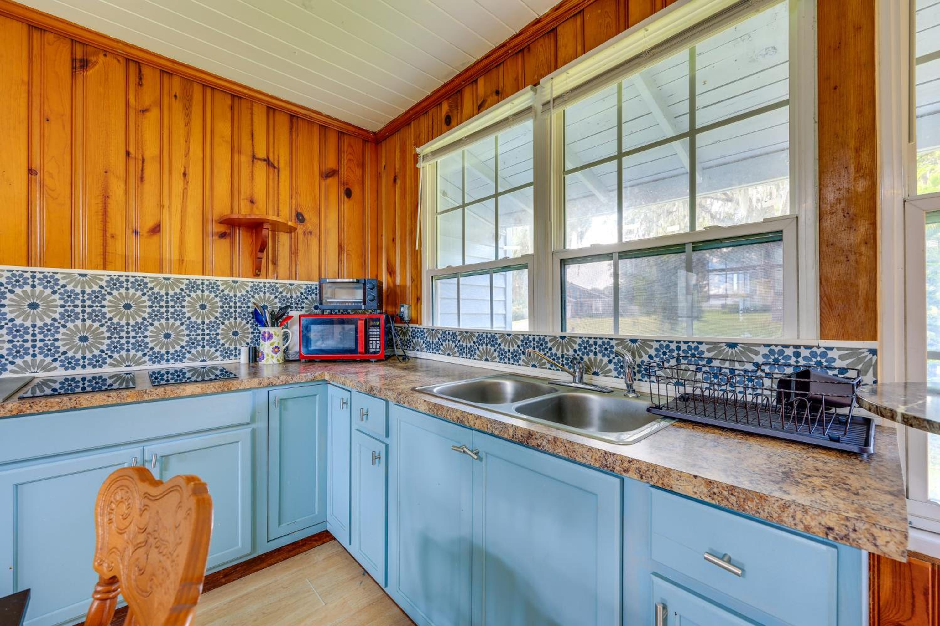 5 Mi to Dtwn! Peaceful Retreat in Jacksonville