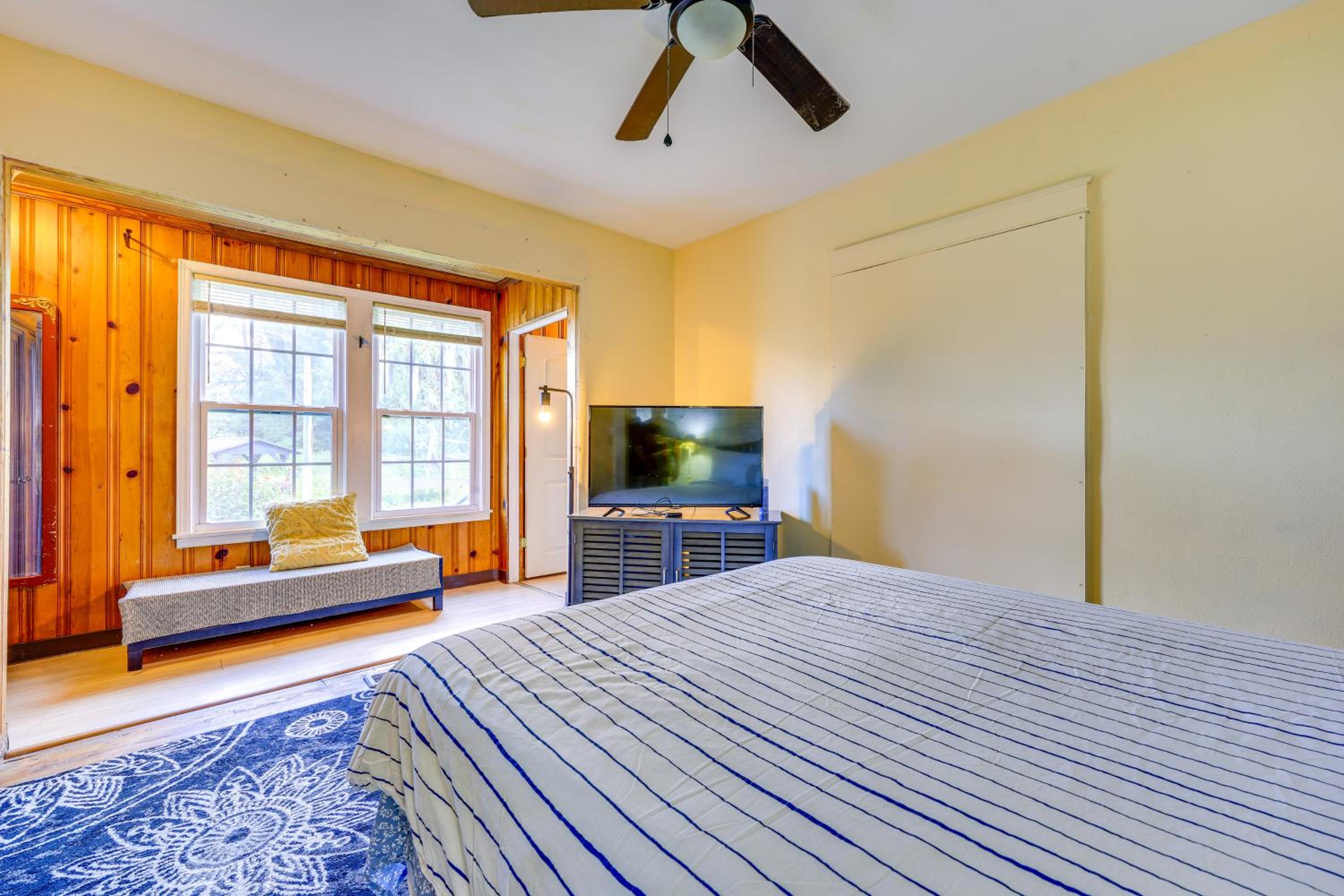 5 Mi to Dtwn! Peaceful Retreat in Jacksonville