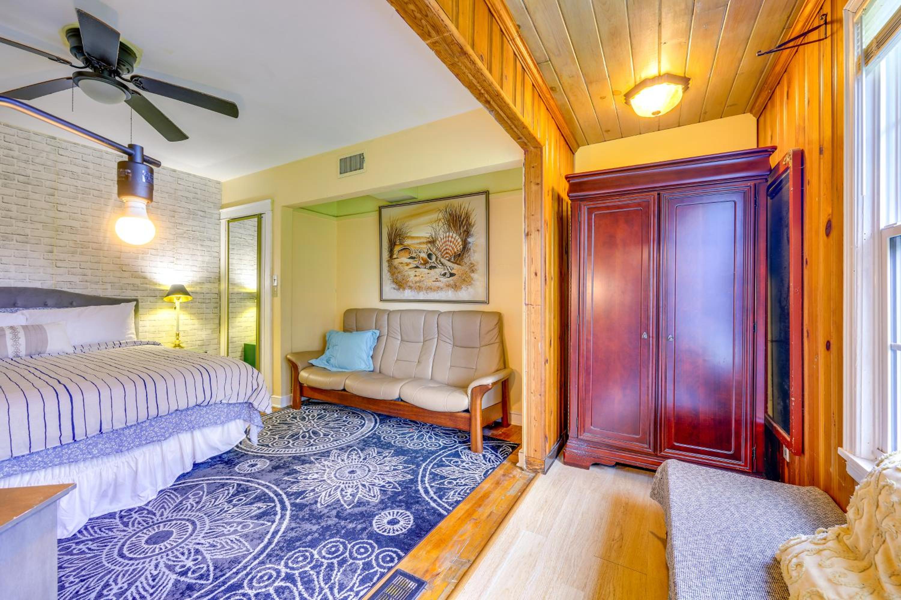 5 Mi to Dtwn! Peaceful Retreat in Jacksonville