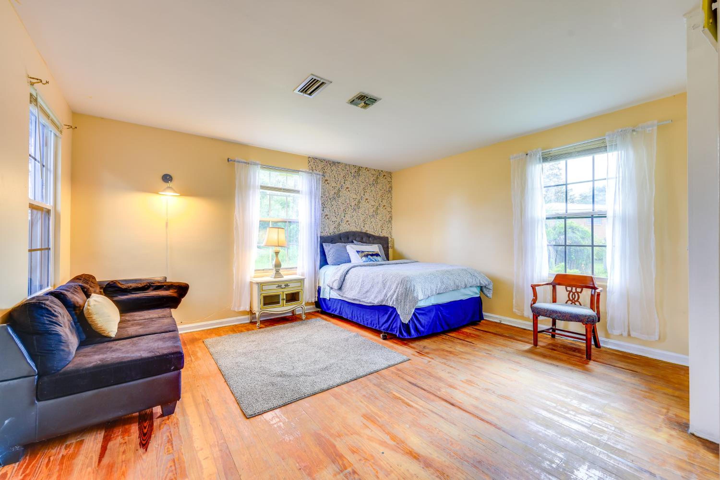 5 Mi to Dtwn! Peaceful Retreat in Jacksonville
