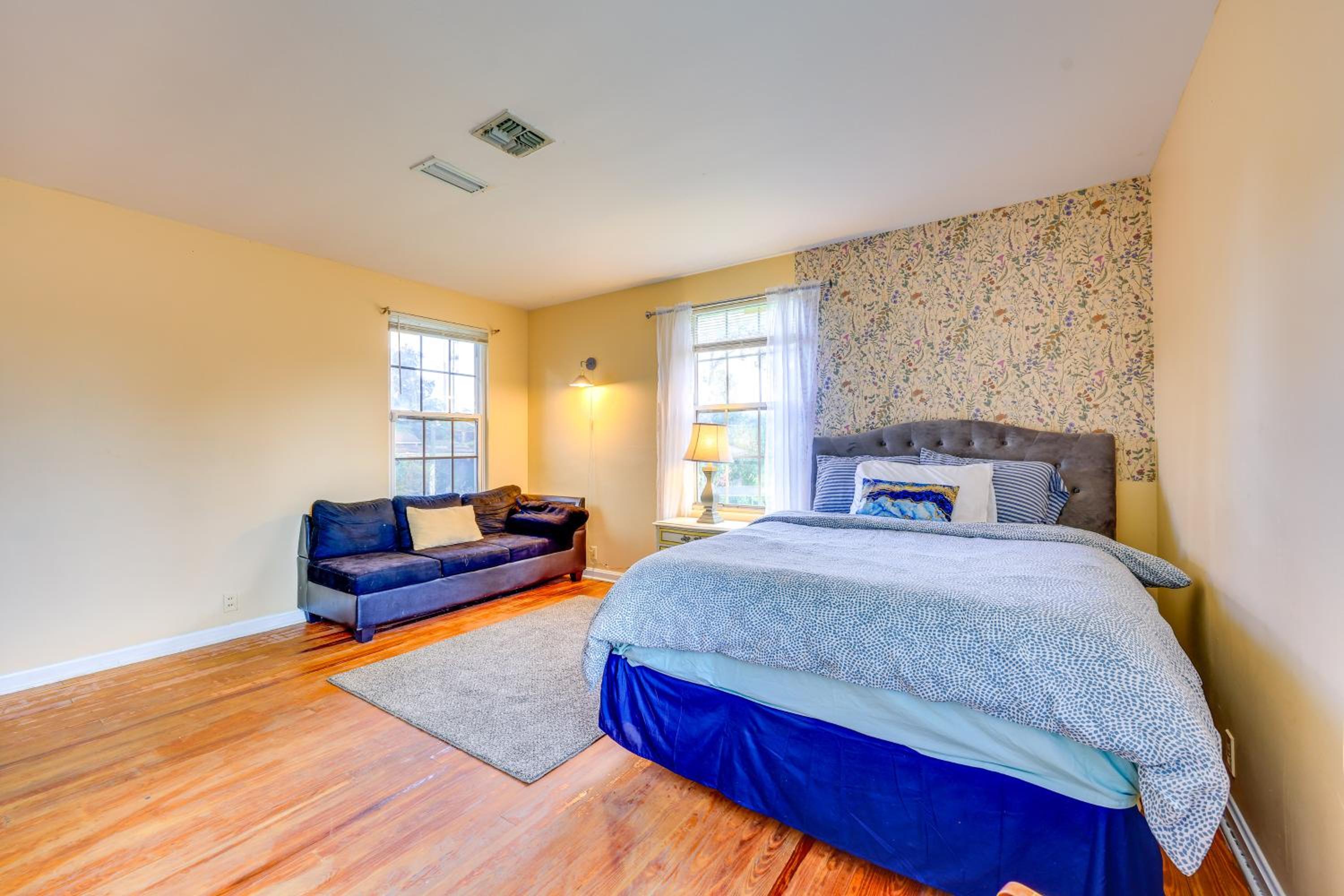 5 Mi to Dtwn! Peaceful Retreat in Jacksonville