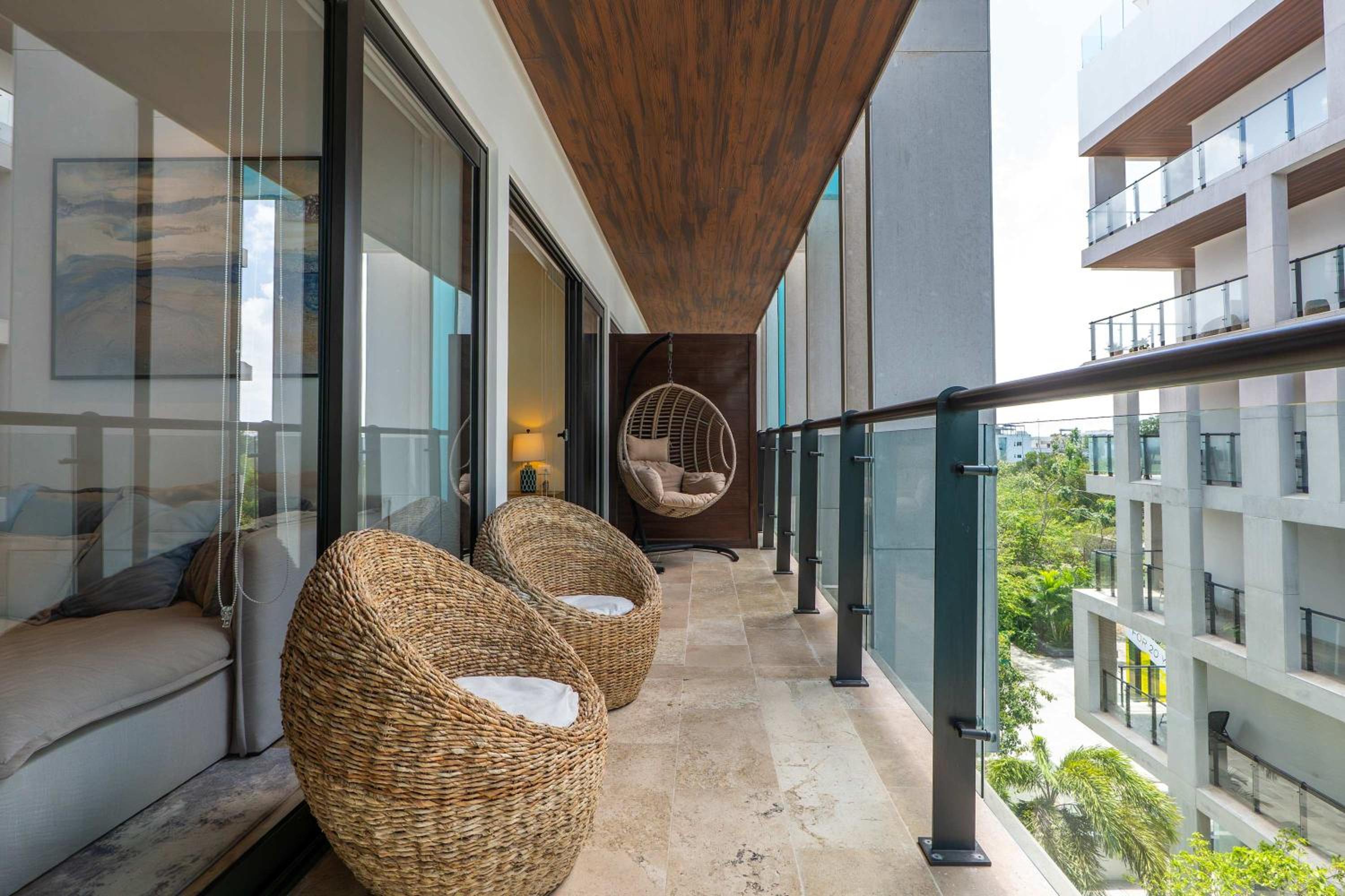Stylish Condo w Roof Pool & Jacuzzi in Prime Playa