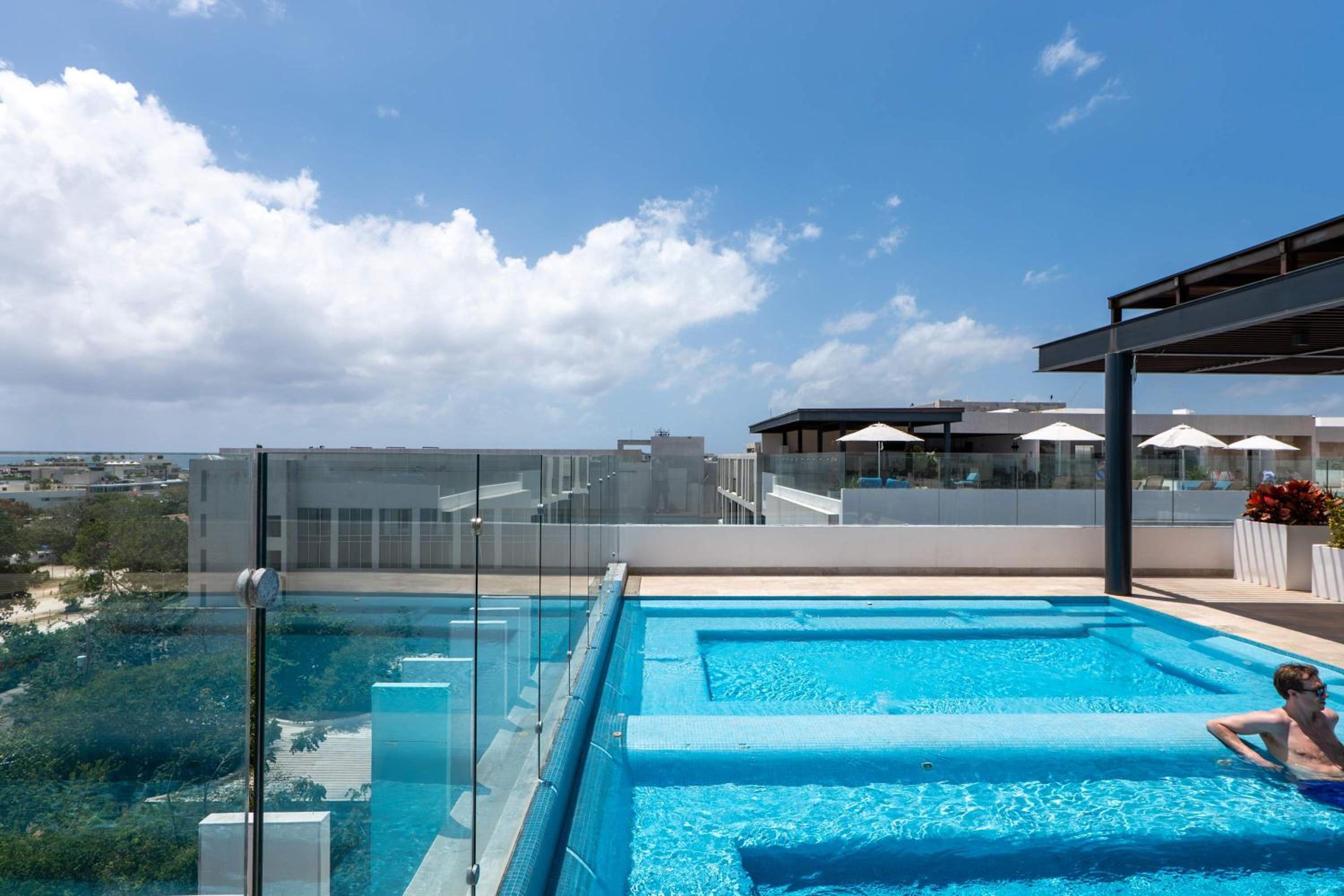 Stylish Condo w Roof Pool & Jacuzzi in Prime Playa