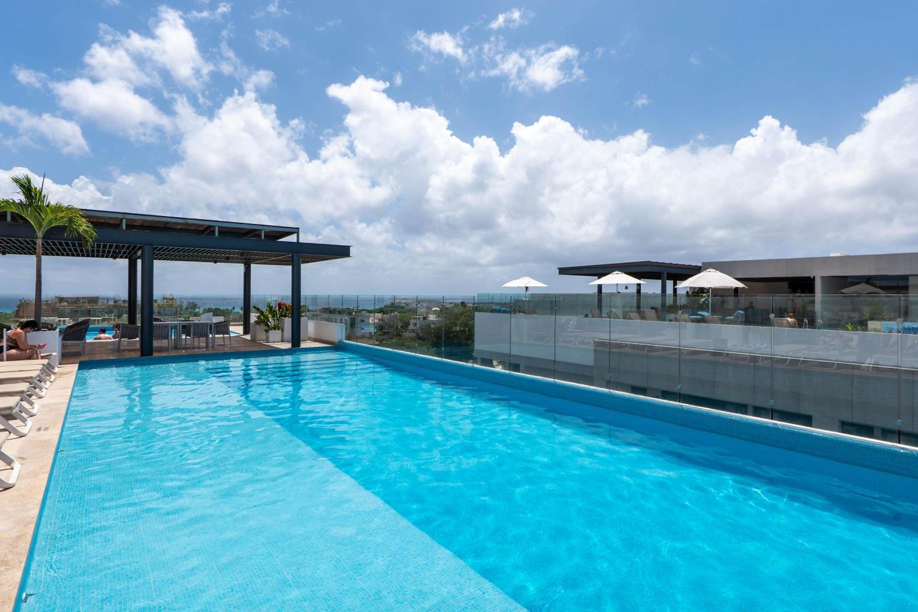 Stylish Condo w Roof Pool & Jacuzzi in Prime Playa