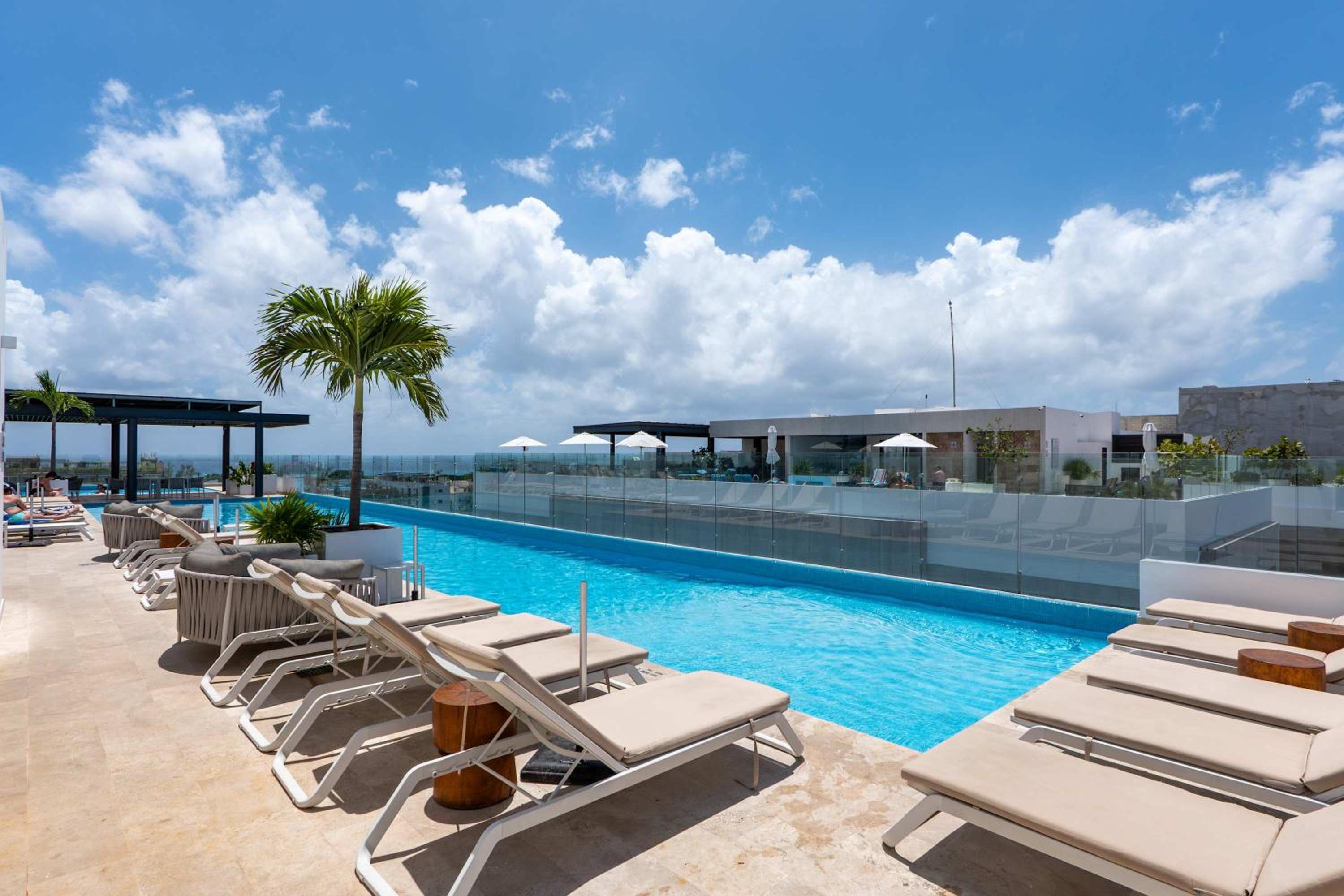 Stylish Condo w Roof Pool & Jacuzzi in Prime Playa