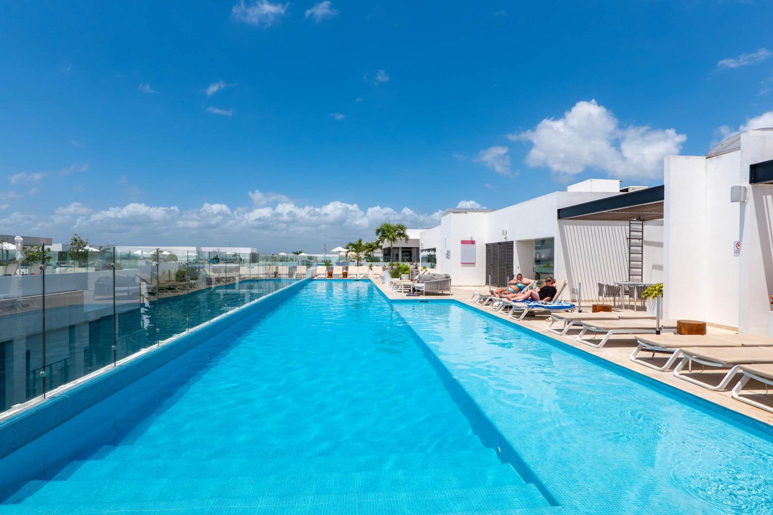 Stylish Condo w Roof Pool & Jacuzzi in Prime Playa