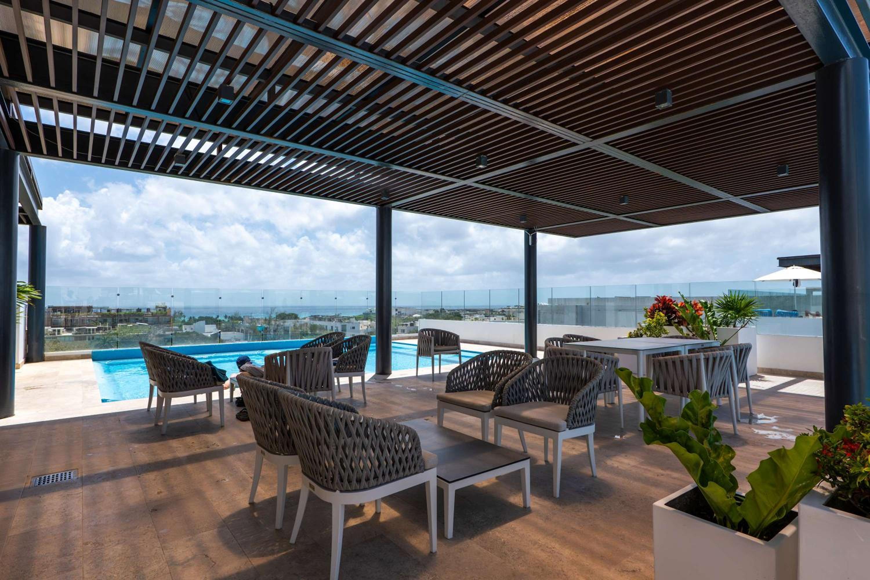 Stylish Condo w Roof Pool & Jacuzzi in Prime Playa