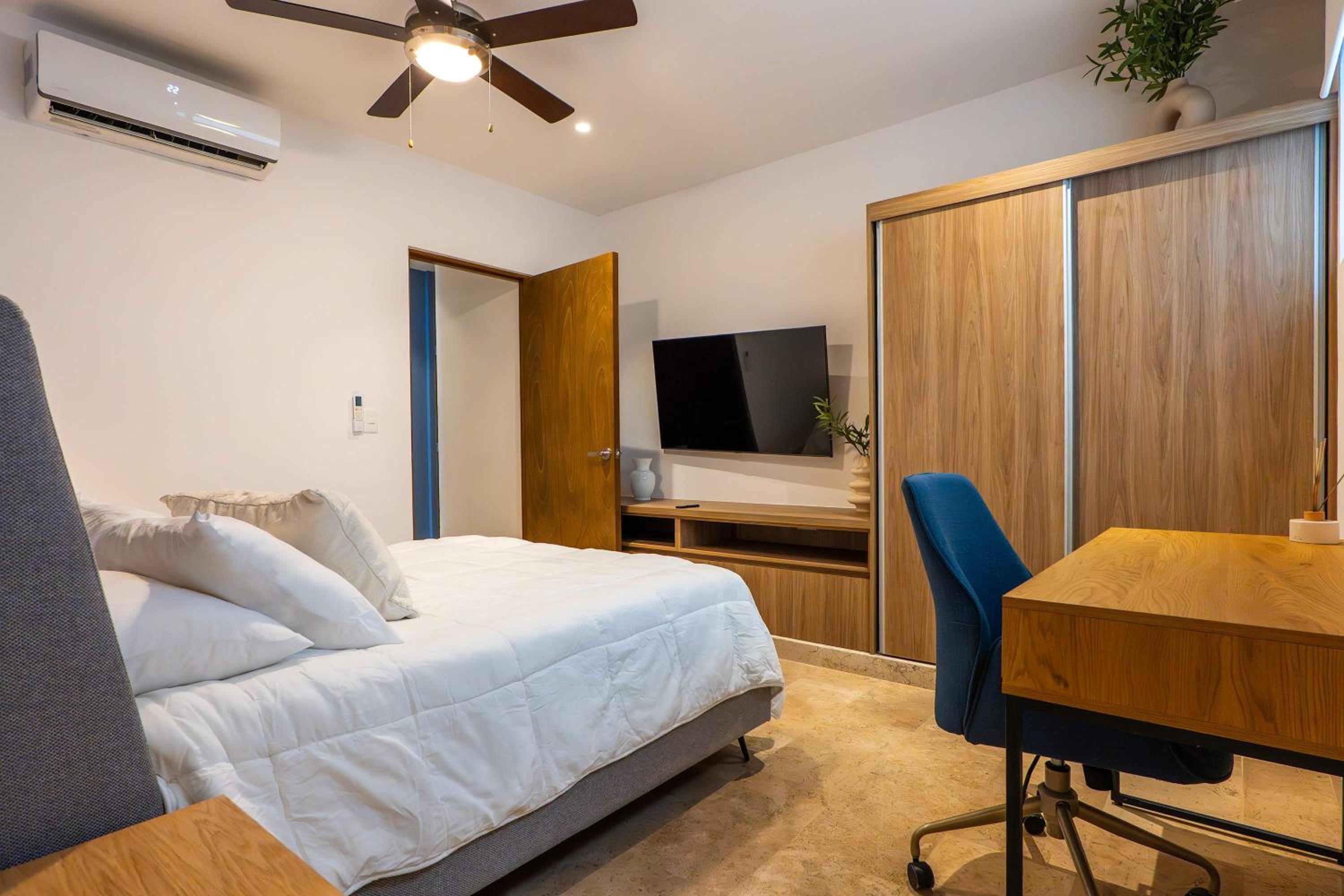 Stylish Condo w Roof Pool & Jacuzzi in Prime Playa