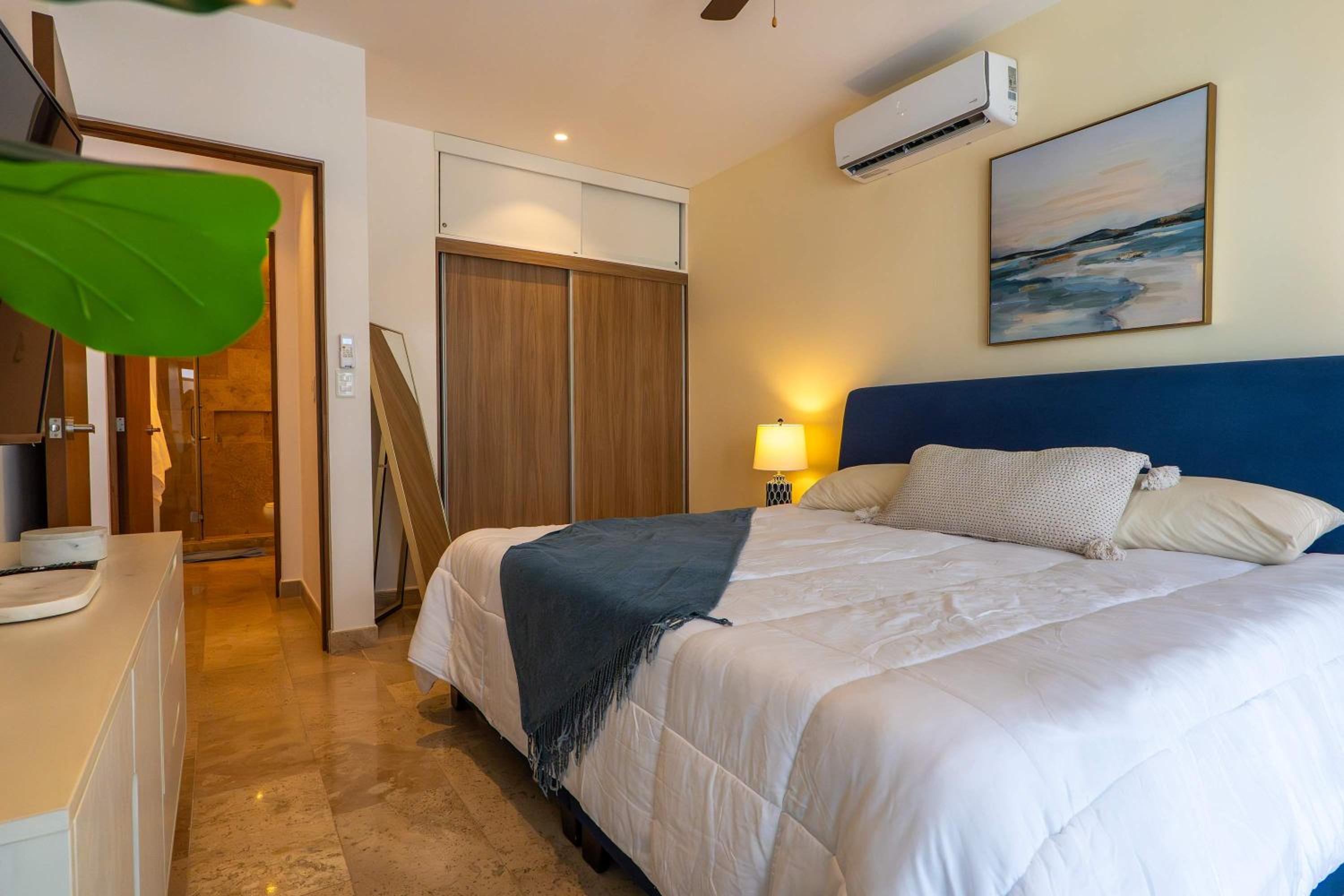 Stylish Condo w Roof Pool & Jacuzzi in Prime Playa