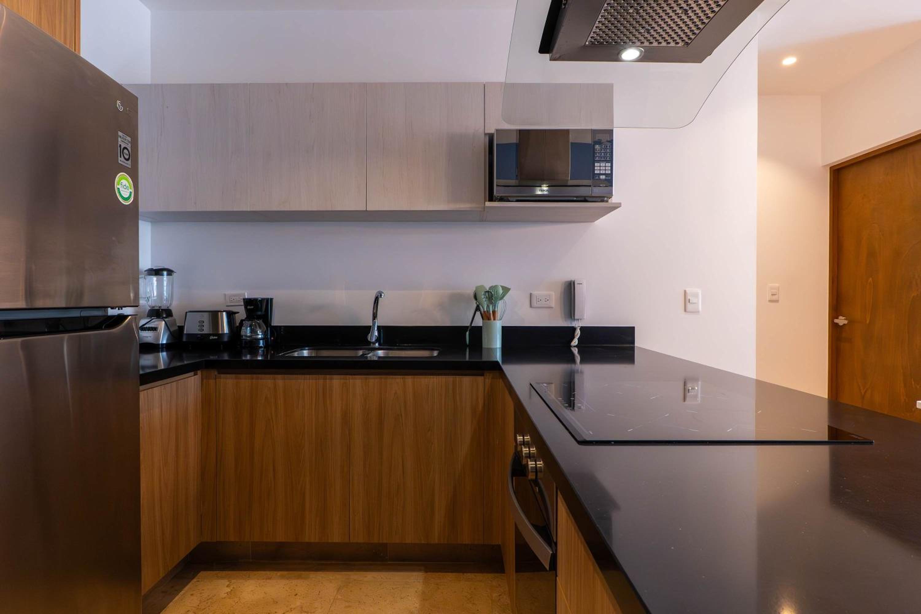 Stylish Condo w Roof Pool & Jacuzzi in Prime Playa