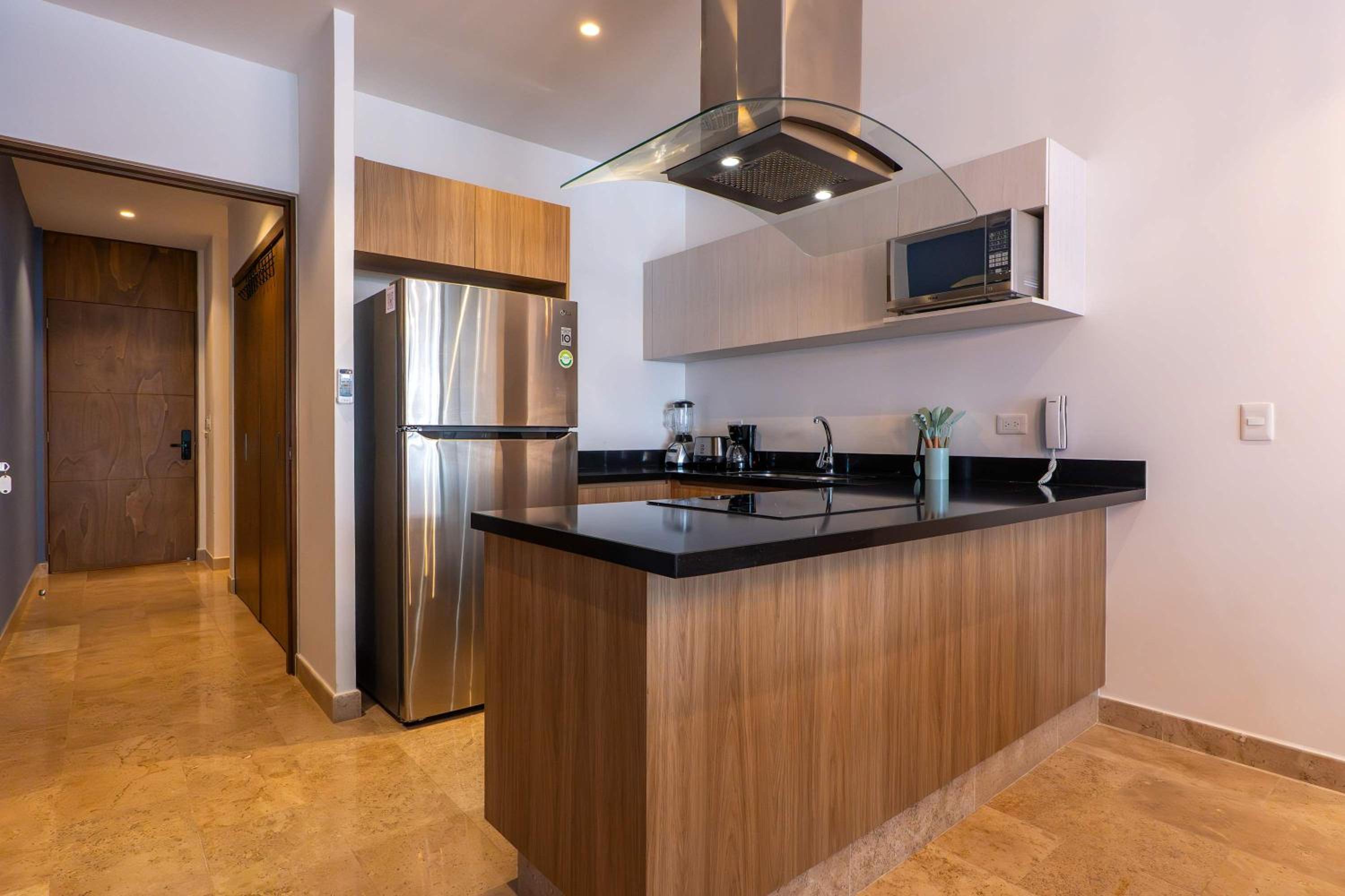 Stylish Condo w Roof Pool & Jacuzzi in Prime Playa