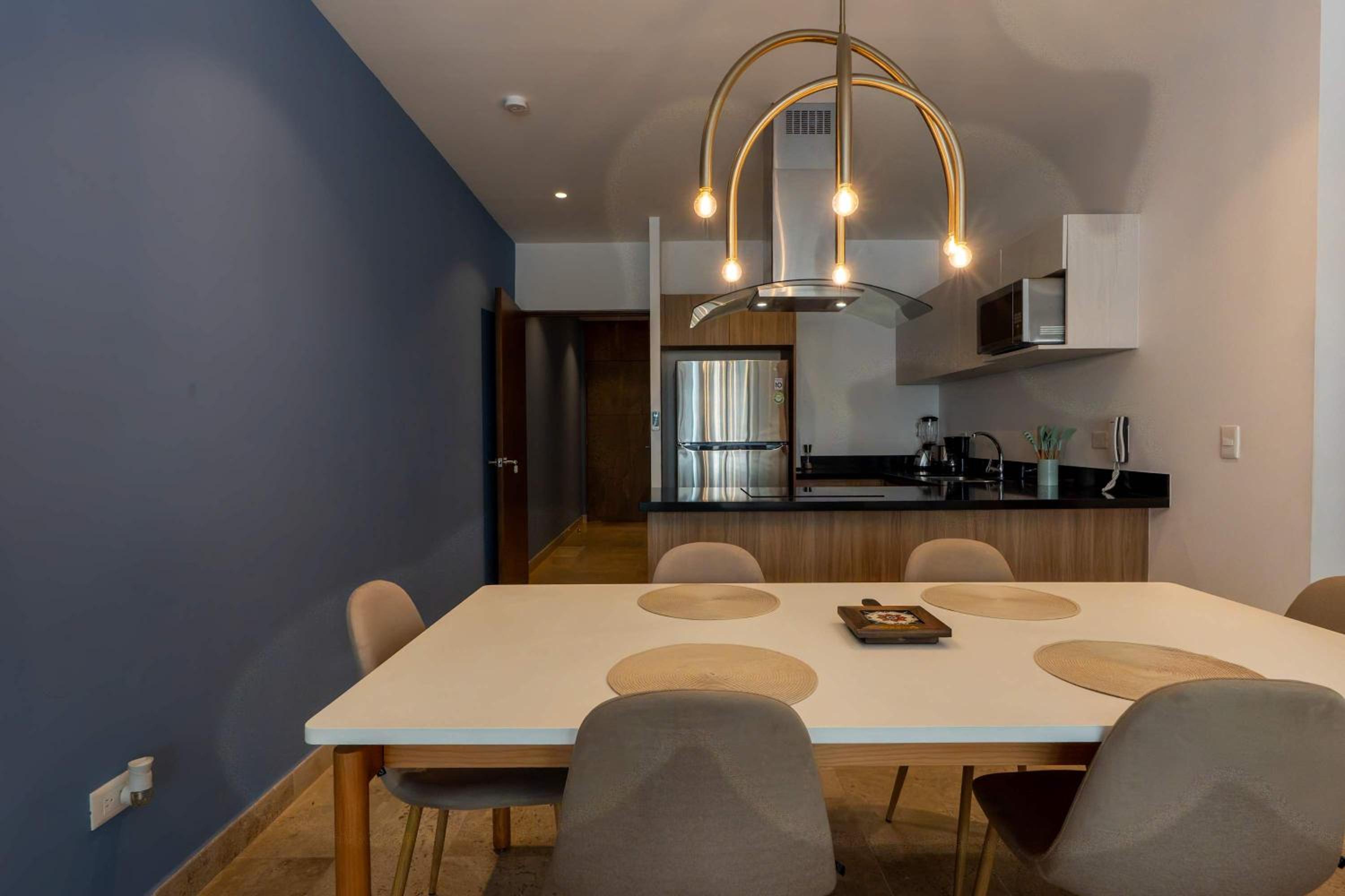 Stylish Condo w Roof Pool & Jacuzzi in Prime Playa