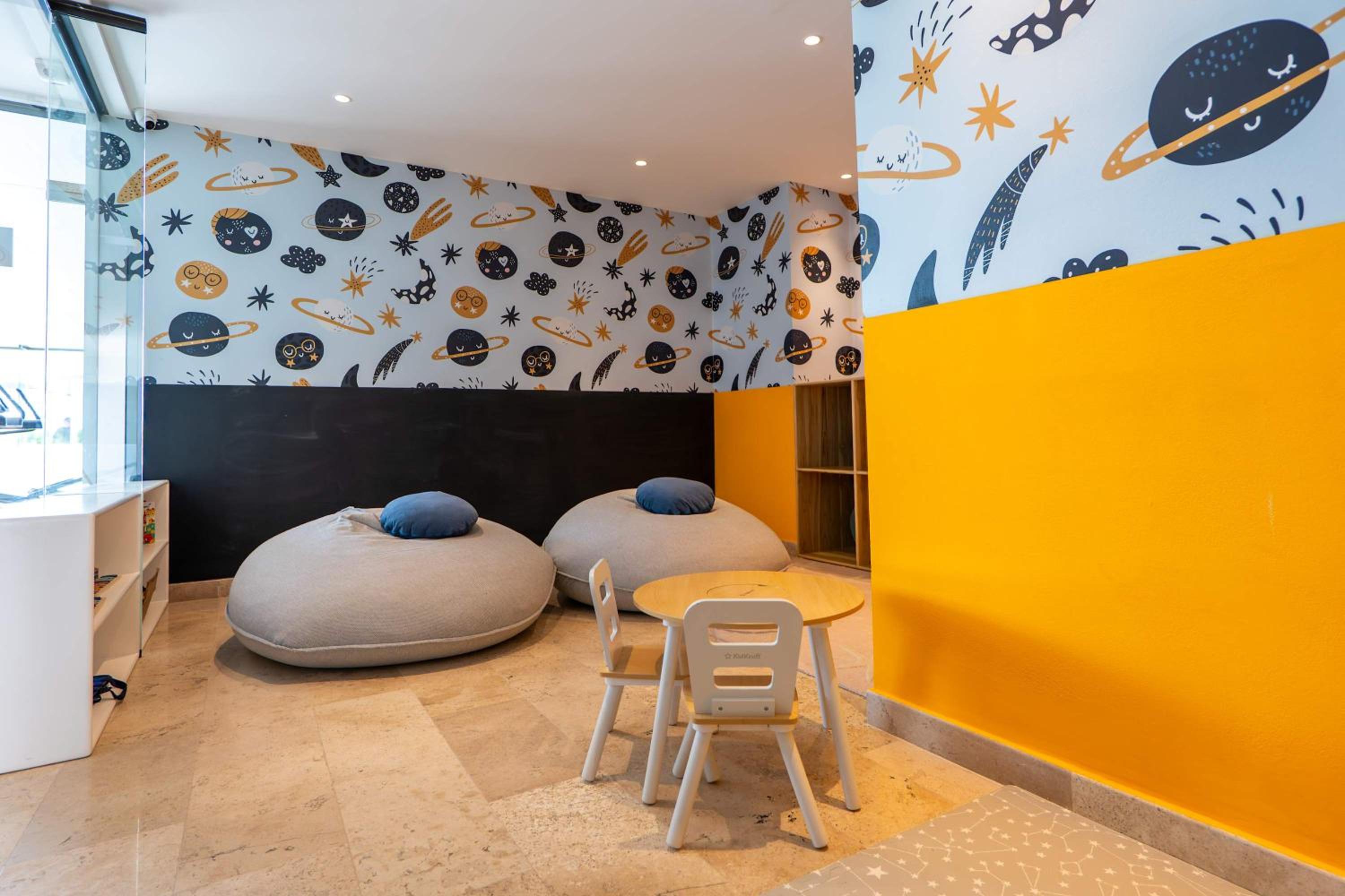Stylish Condo w Roof Pool & Jacuzzi in Prime Playa