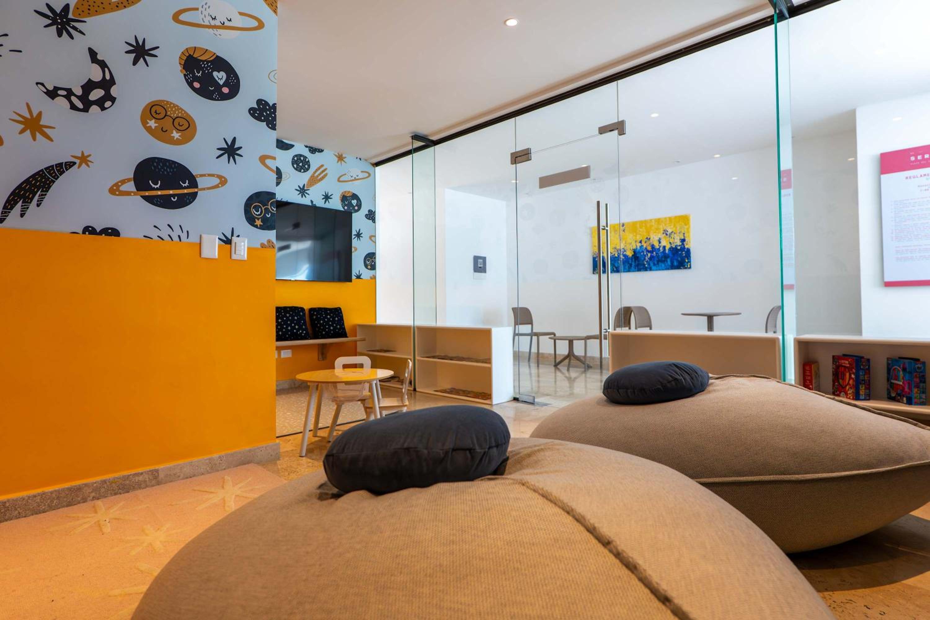 Stylish Condo w Roof Pool & Jacuzzi in Prime Playa