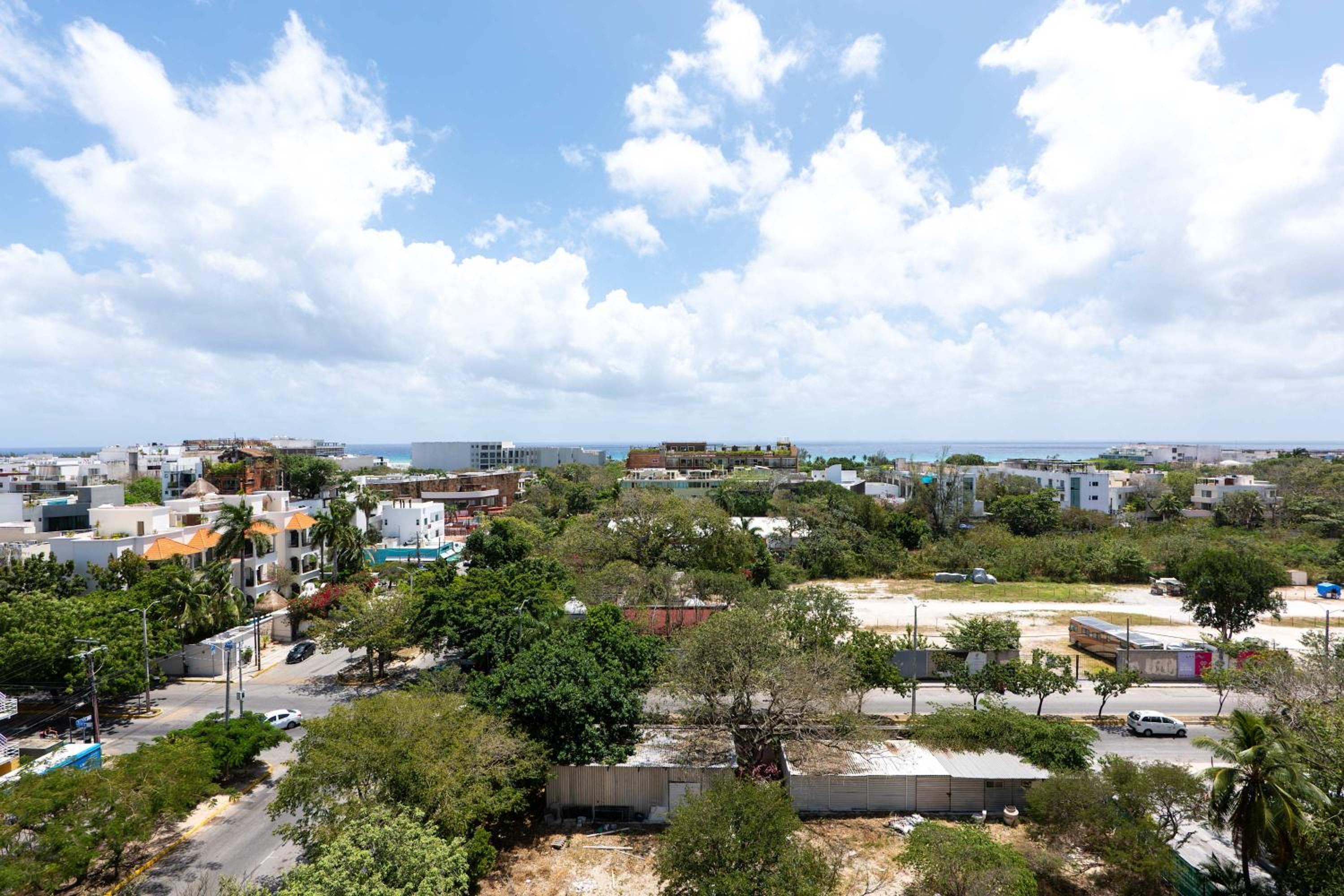 Stylish Condo w Roof Pool & Jacuzzi in Prime Playa