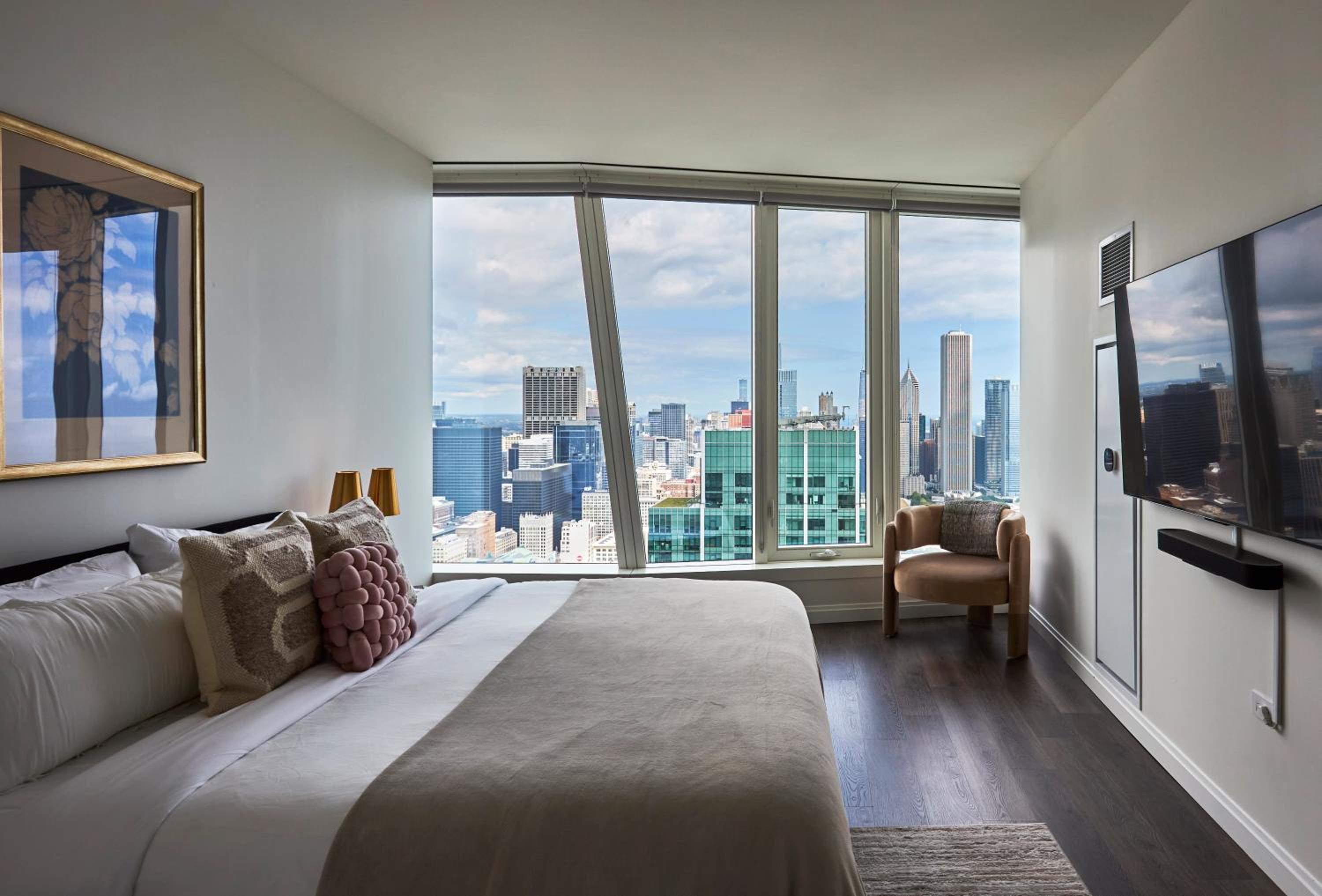 Lux Apts with Lake Views and Top Amenities