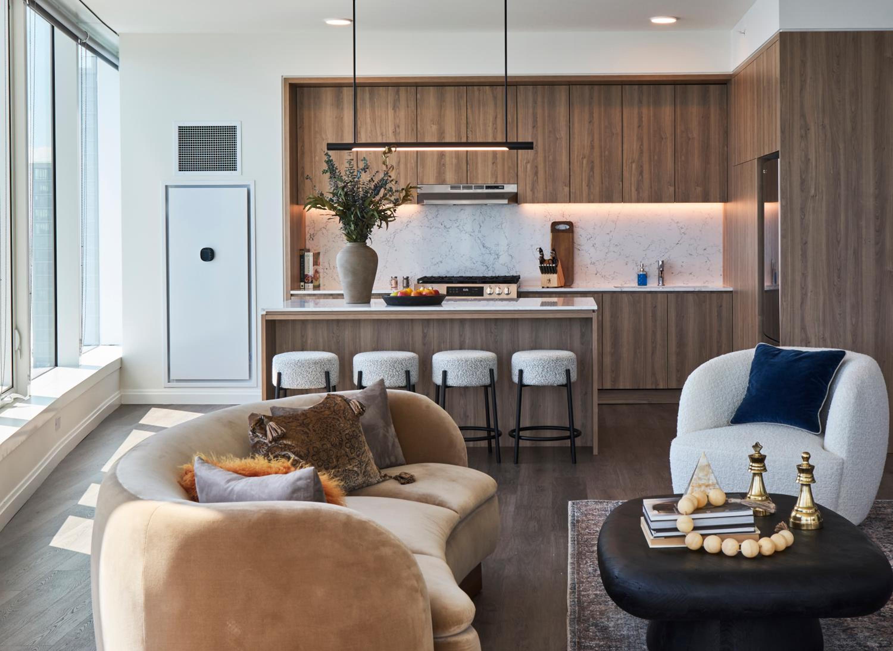 Lux Apts with Lake Views and Top Amenities