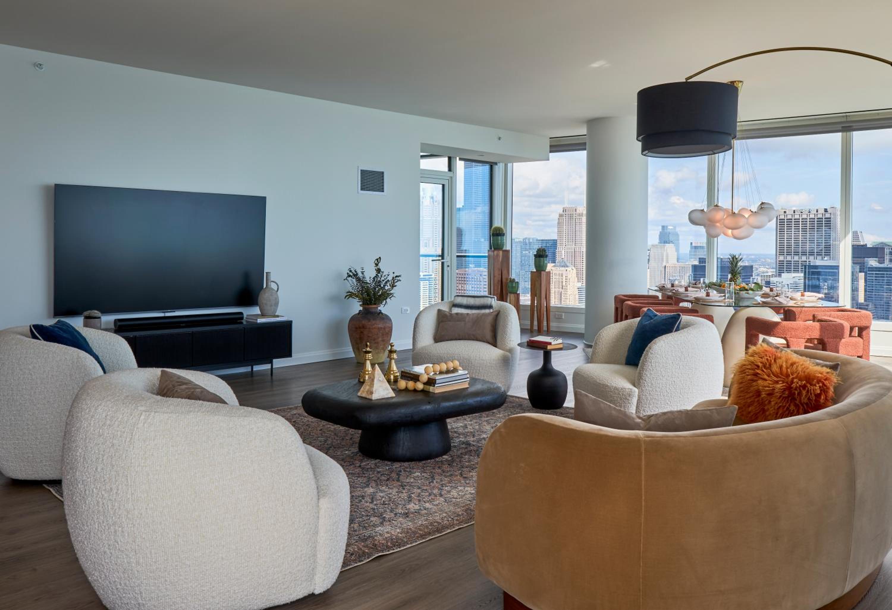 Lux Apts with Lake Views and Top Amenities