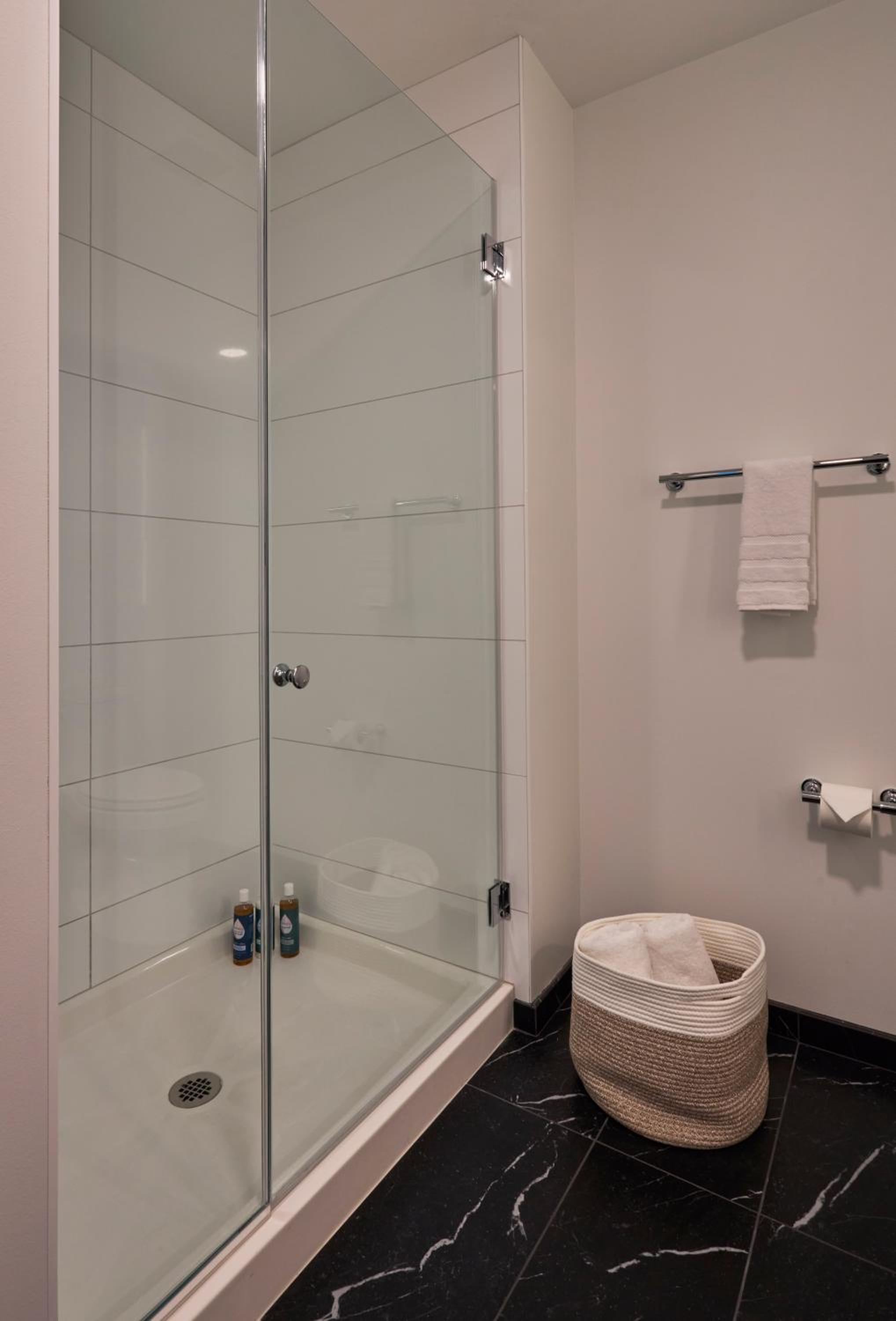 Lux Apts with Lake Views and Top Amenities