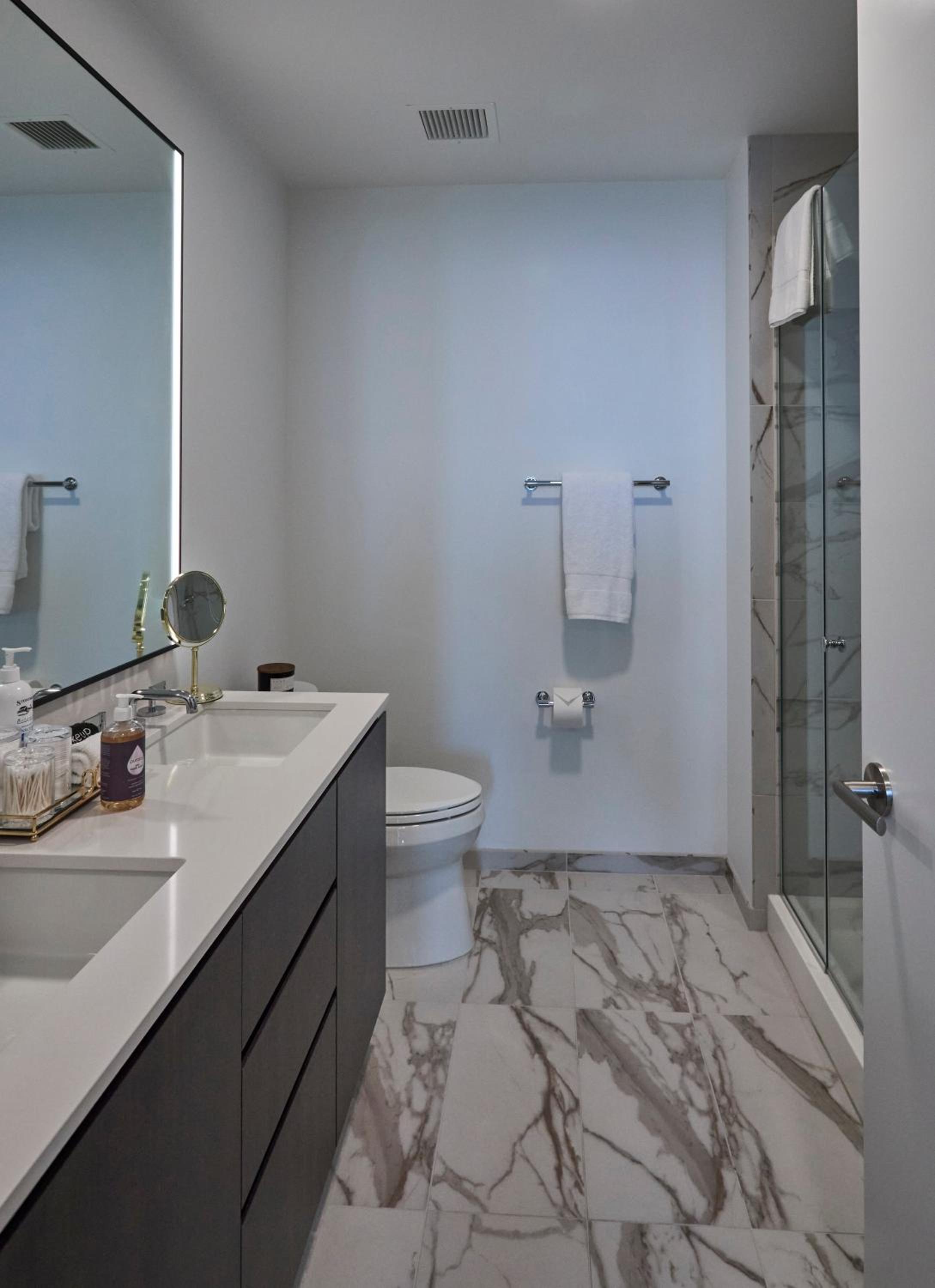 Lux Apts with Lake Views and Top Amenities